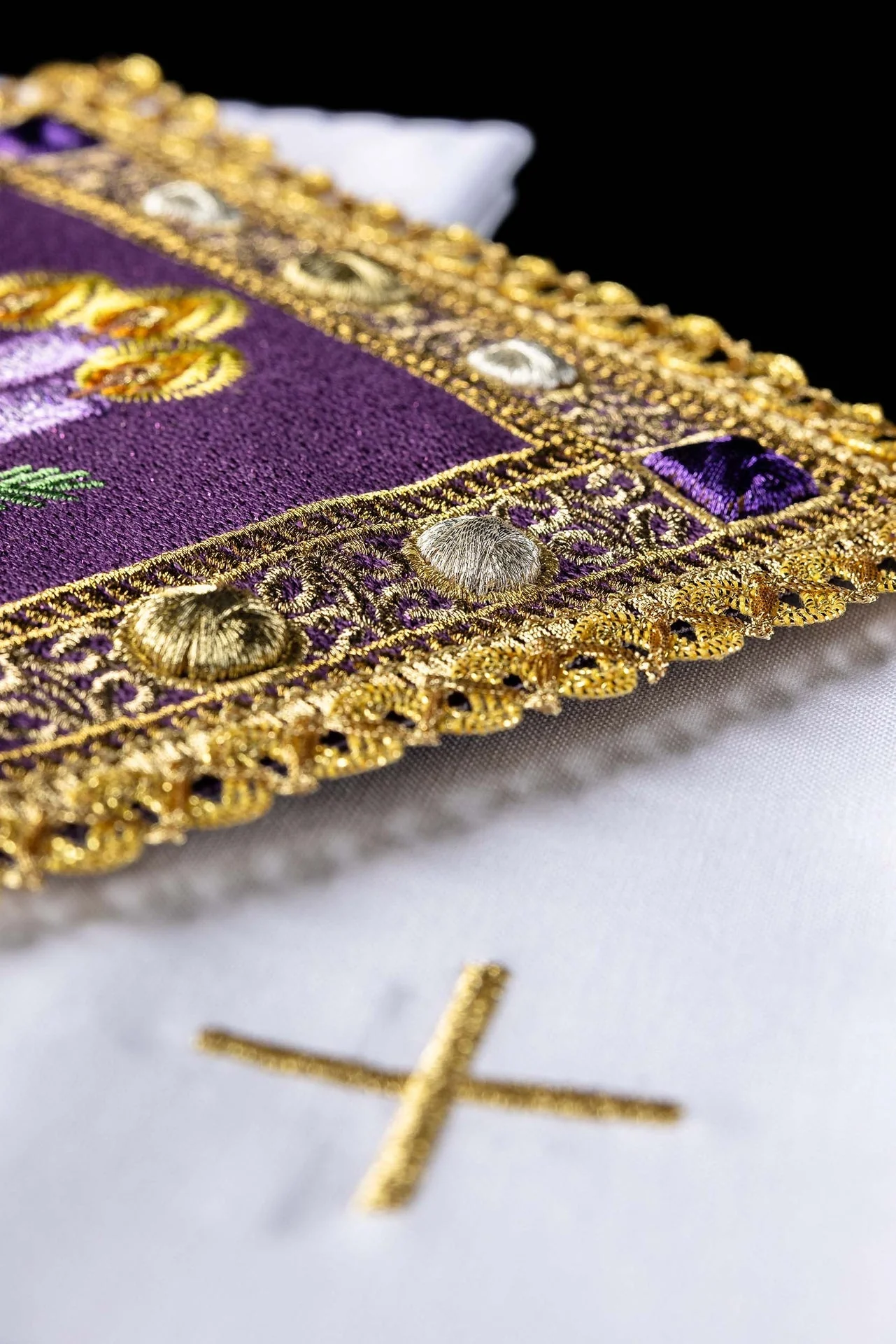Advent Embroidered Altar Linen Set - Image 2