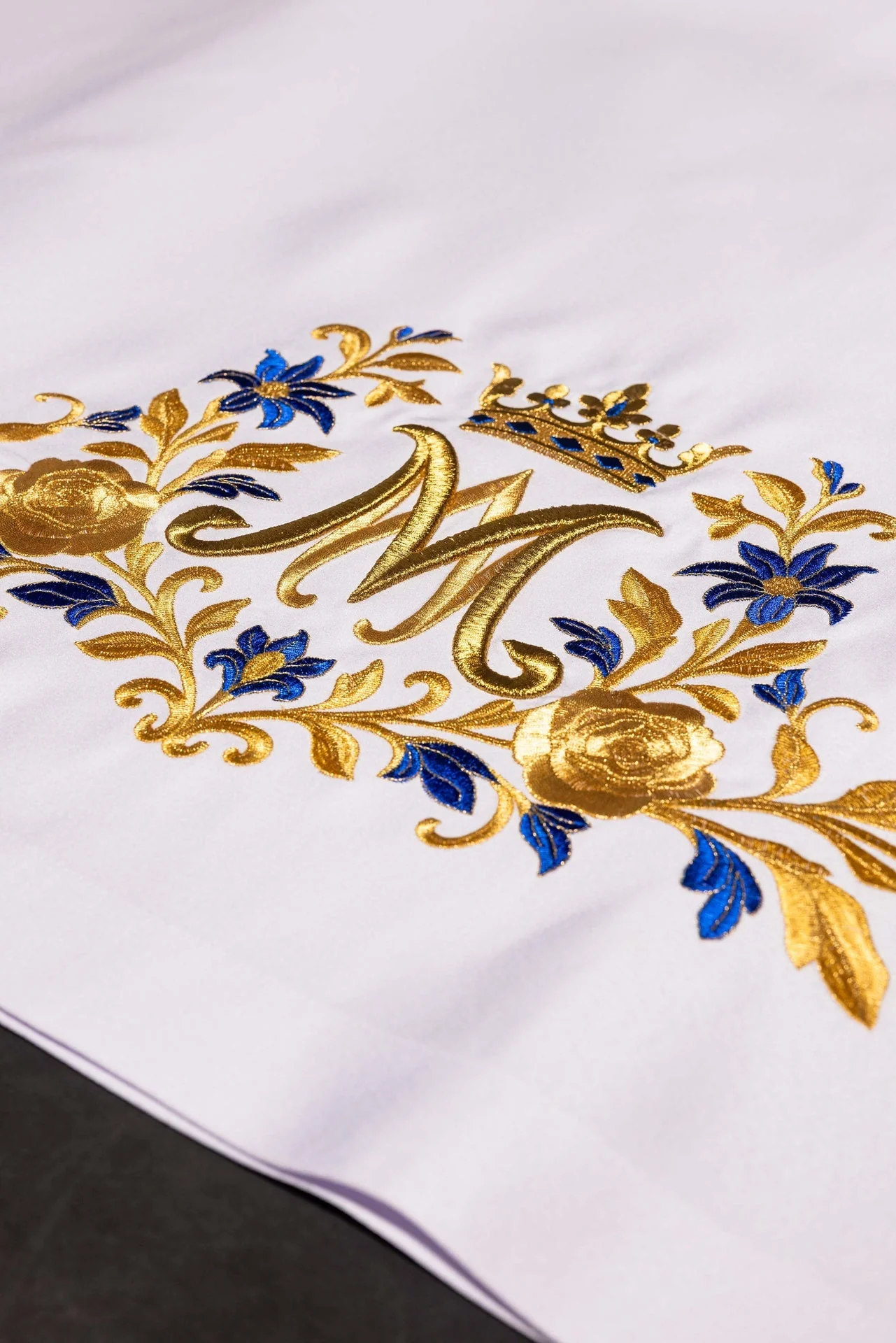 Altar cloth with an embroidered Marian symbol - Image 4