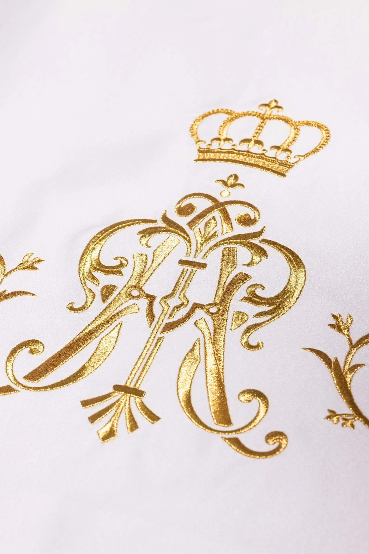 Altar cloth with an embroidered Marian symbol - Image 2