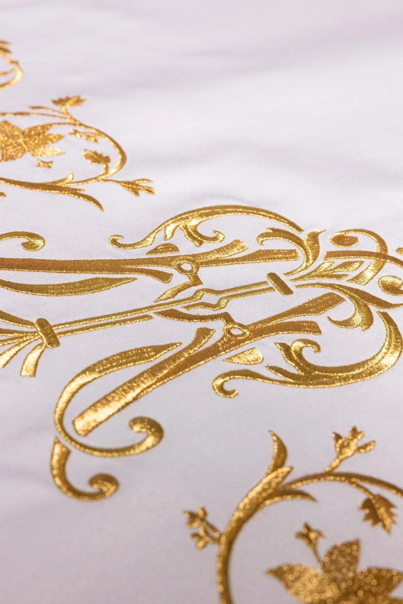 Altar cloth with an embroidered Marian symbol - Image 4