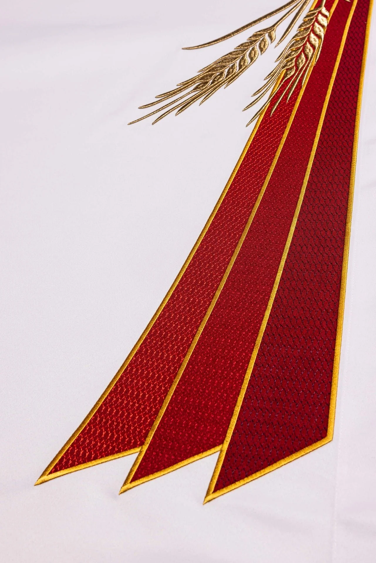 Altar cloth with an embroidered Pax symbol - Image 3