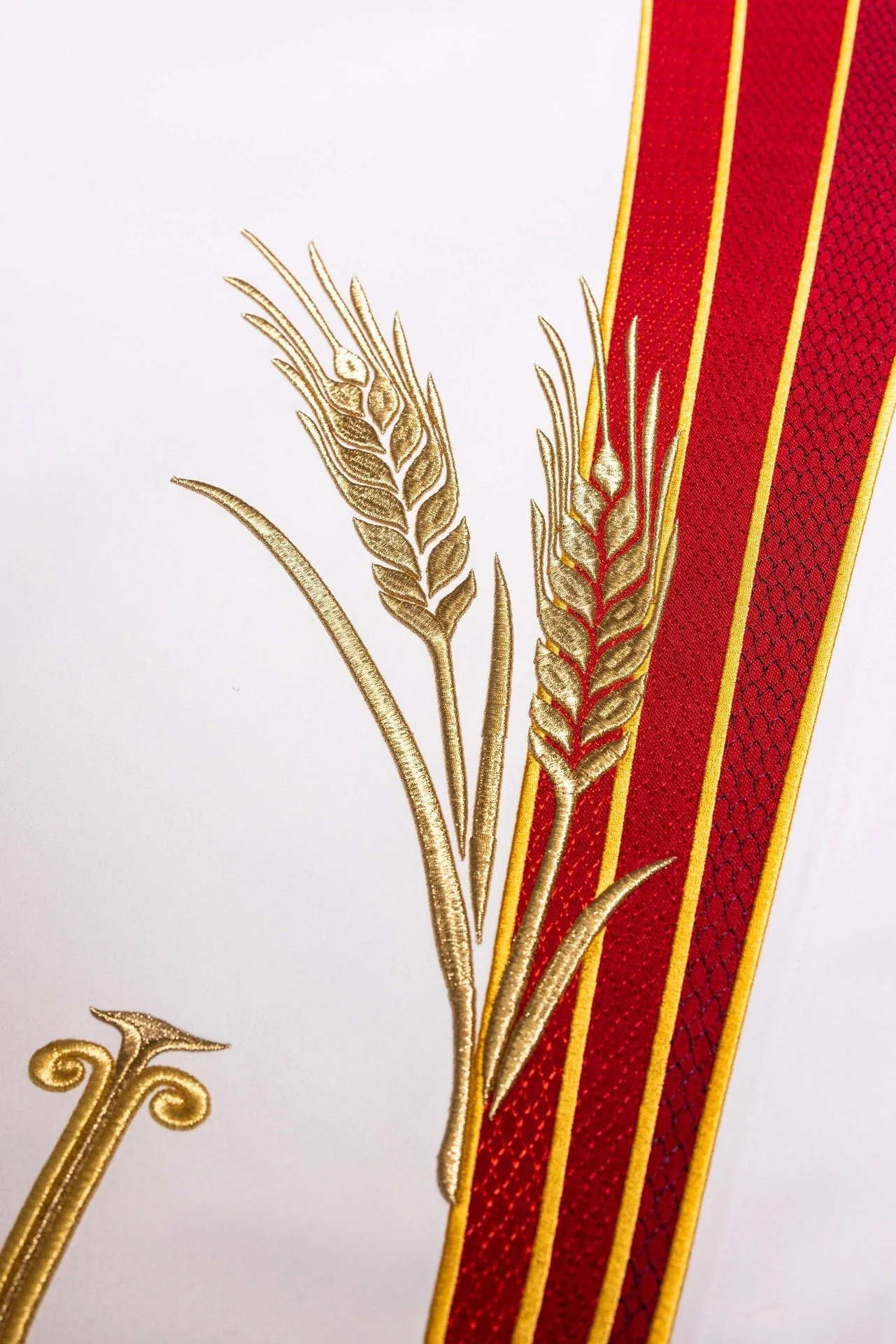 Altar cloth with an embroidered Pax symbol - Image 5
