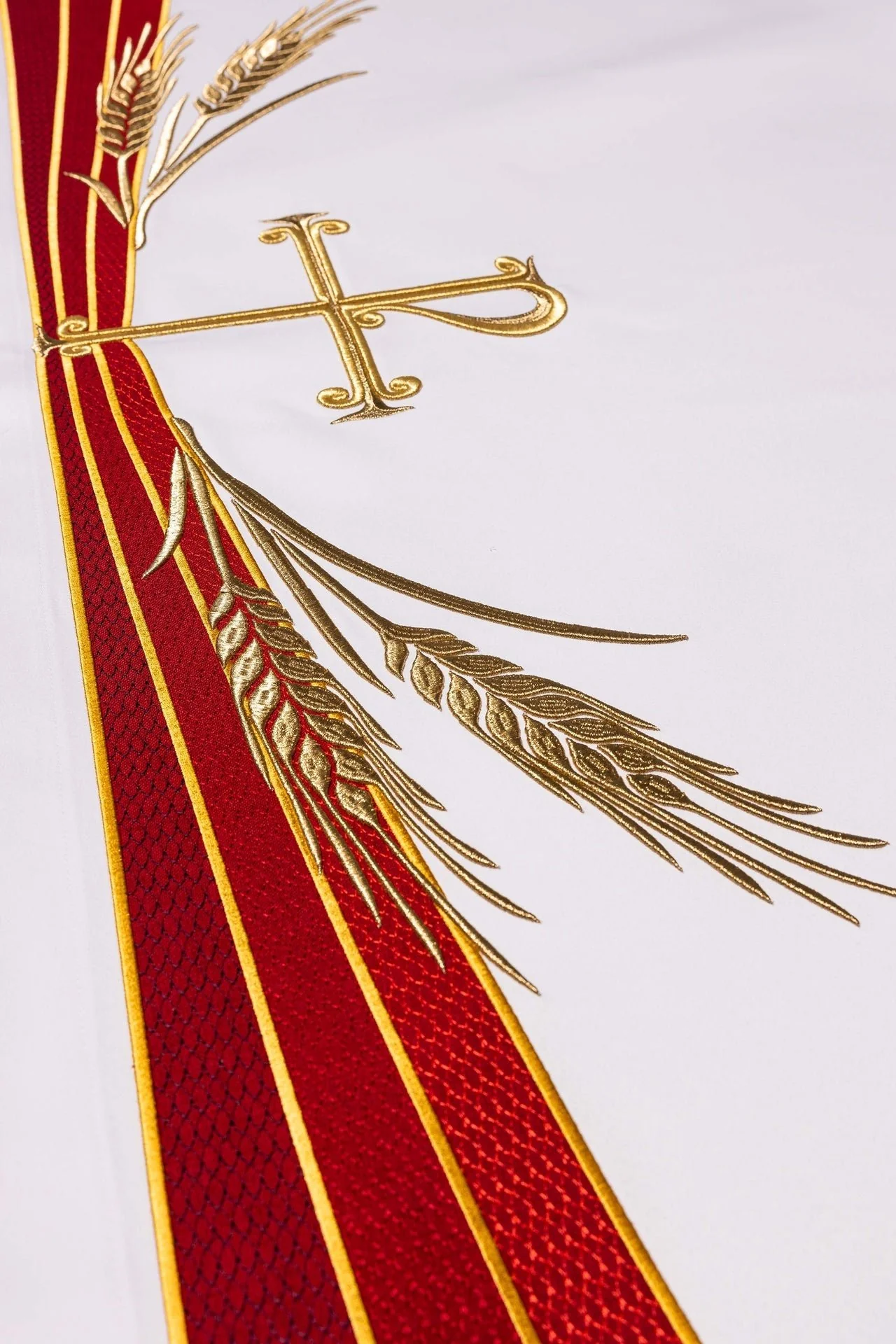 Altar cloth with an embroidered Pax symbol - Image 6