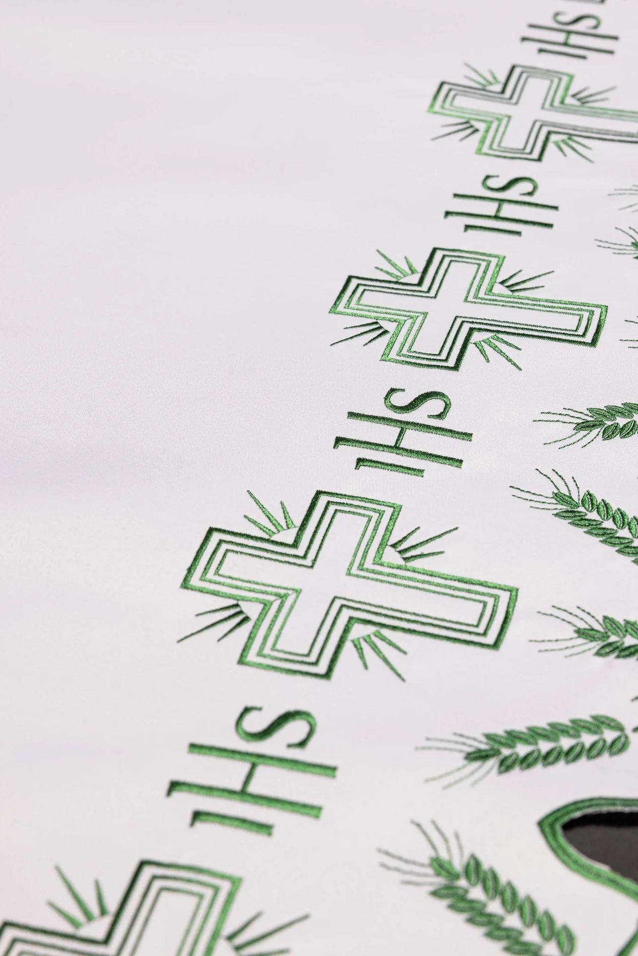 Altar cloth with embroidered green crosses and decorative edging - Image 2