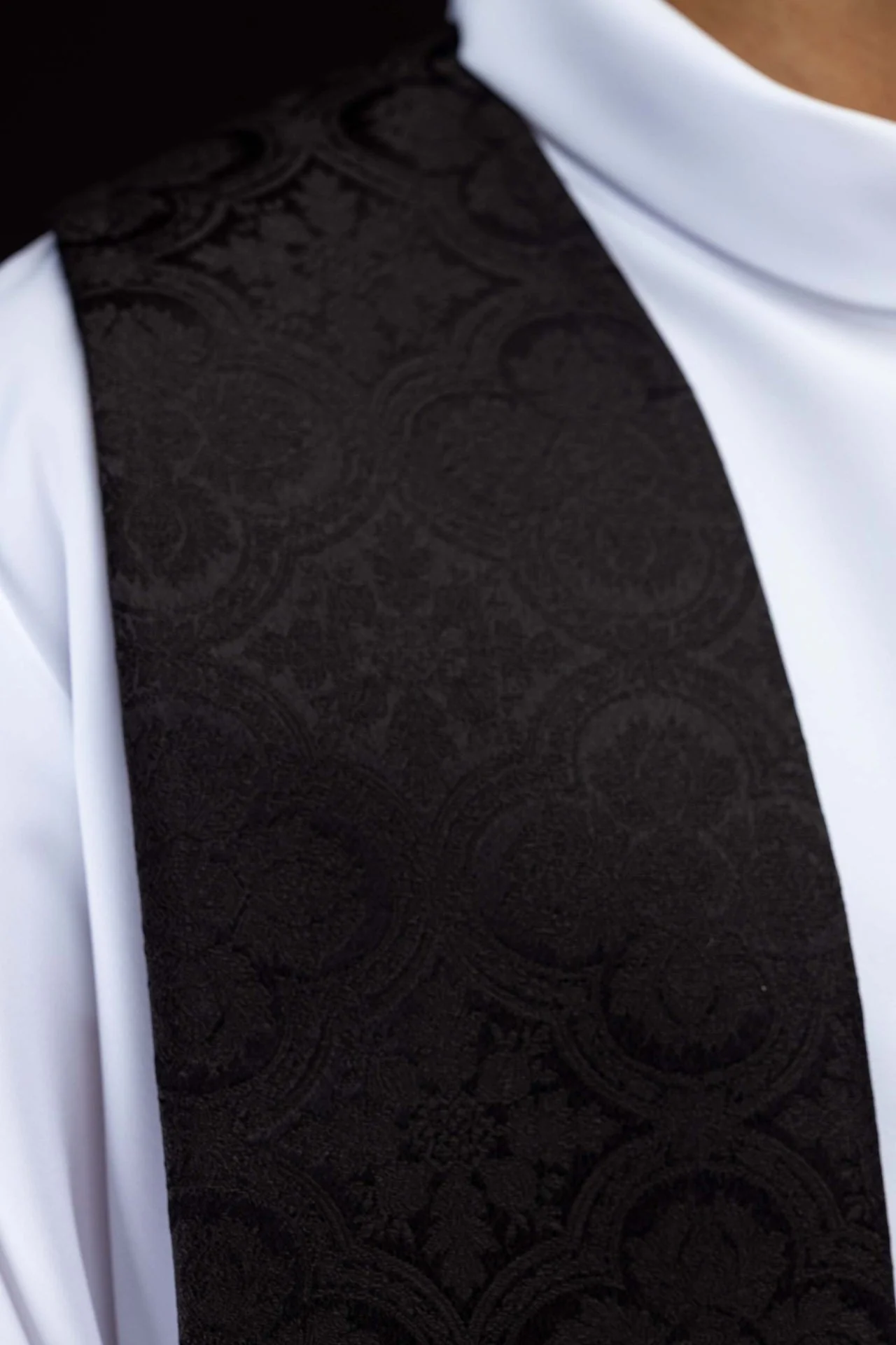 Black jacquard stole embroidered with a cross motif - Image 3