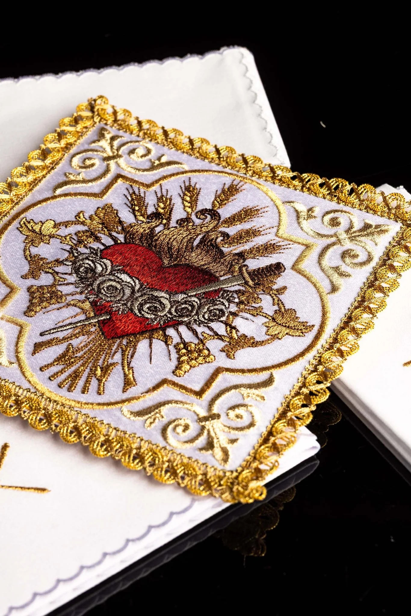 Chalice linen embroidered with the Heart of Mary - Image 4