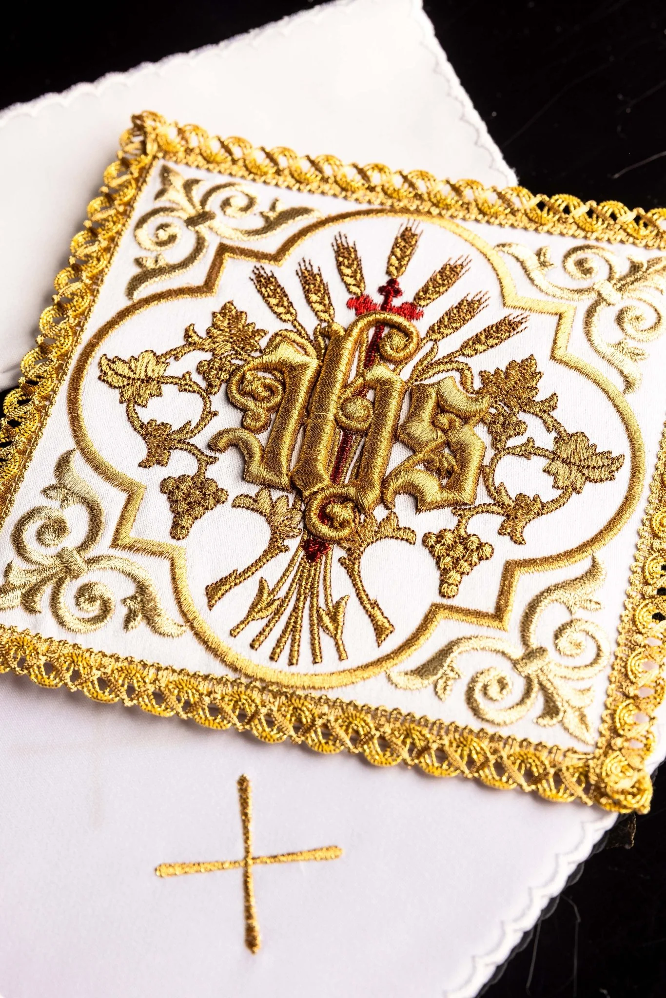 Chalice linen embroidered with the IHS symbol - Image 4