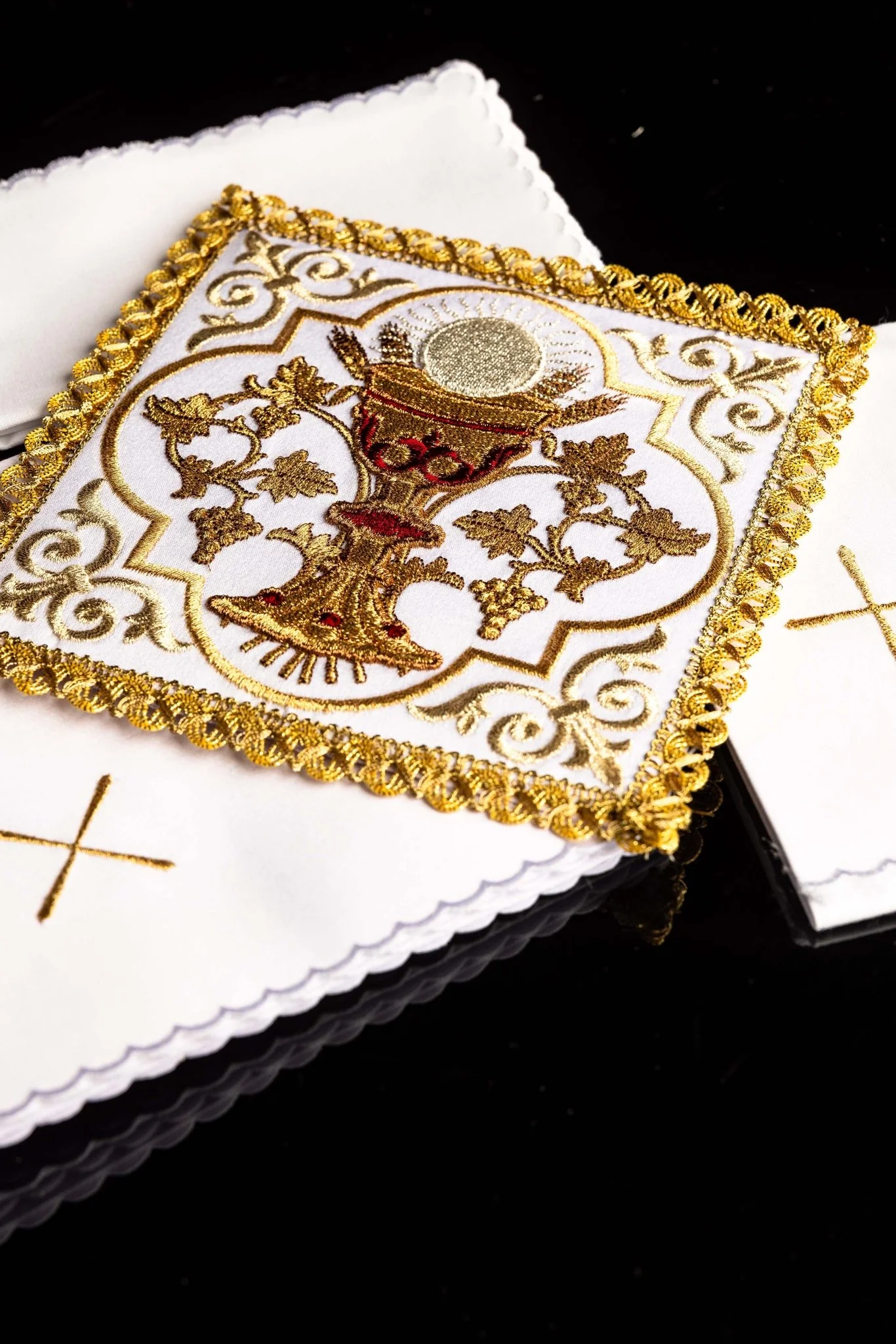 Chalice linen embroidered with the symbol of the Eucharistic Chalice - Image 4
