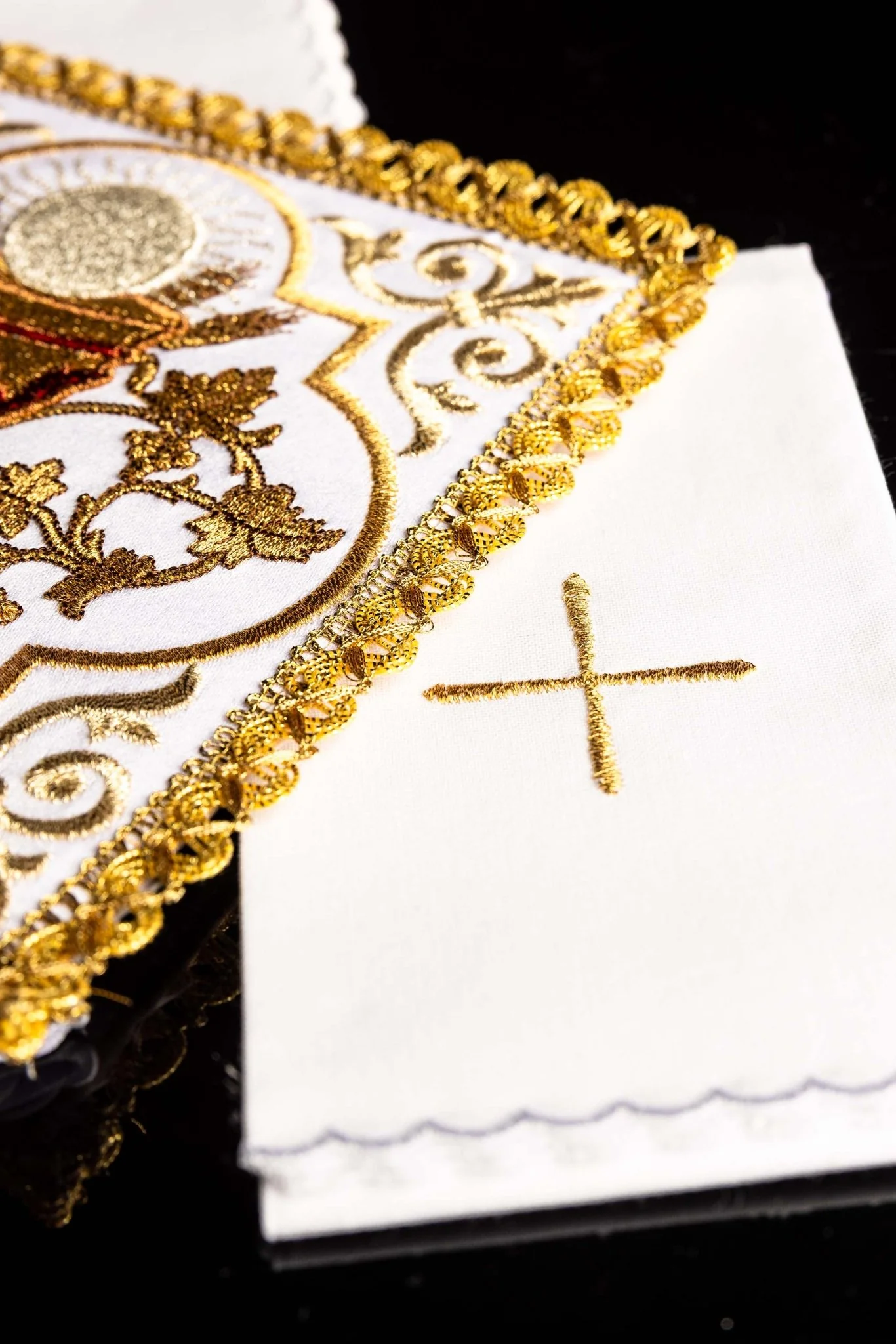 Chalice linen embroidered with the symbol of the Eucharistic Chalice - Image 5