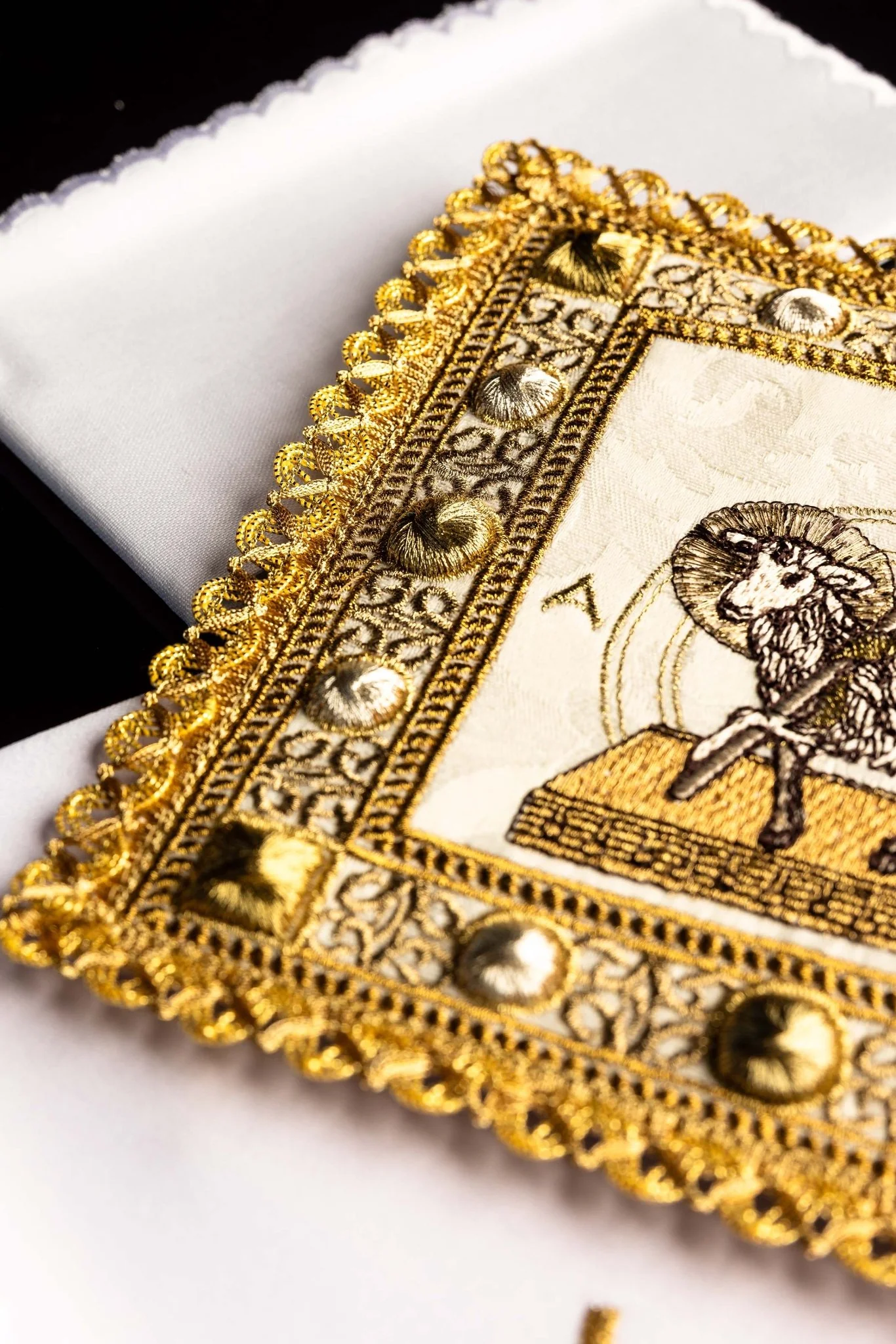 Chalice linen for Easter with the Easter Lamb - Image 4