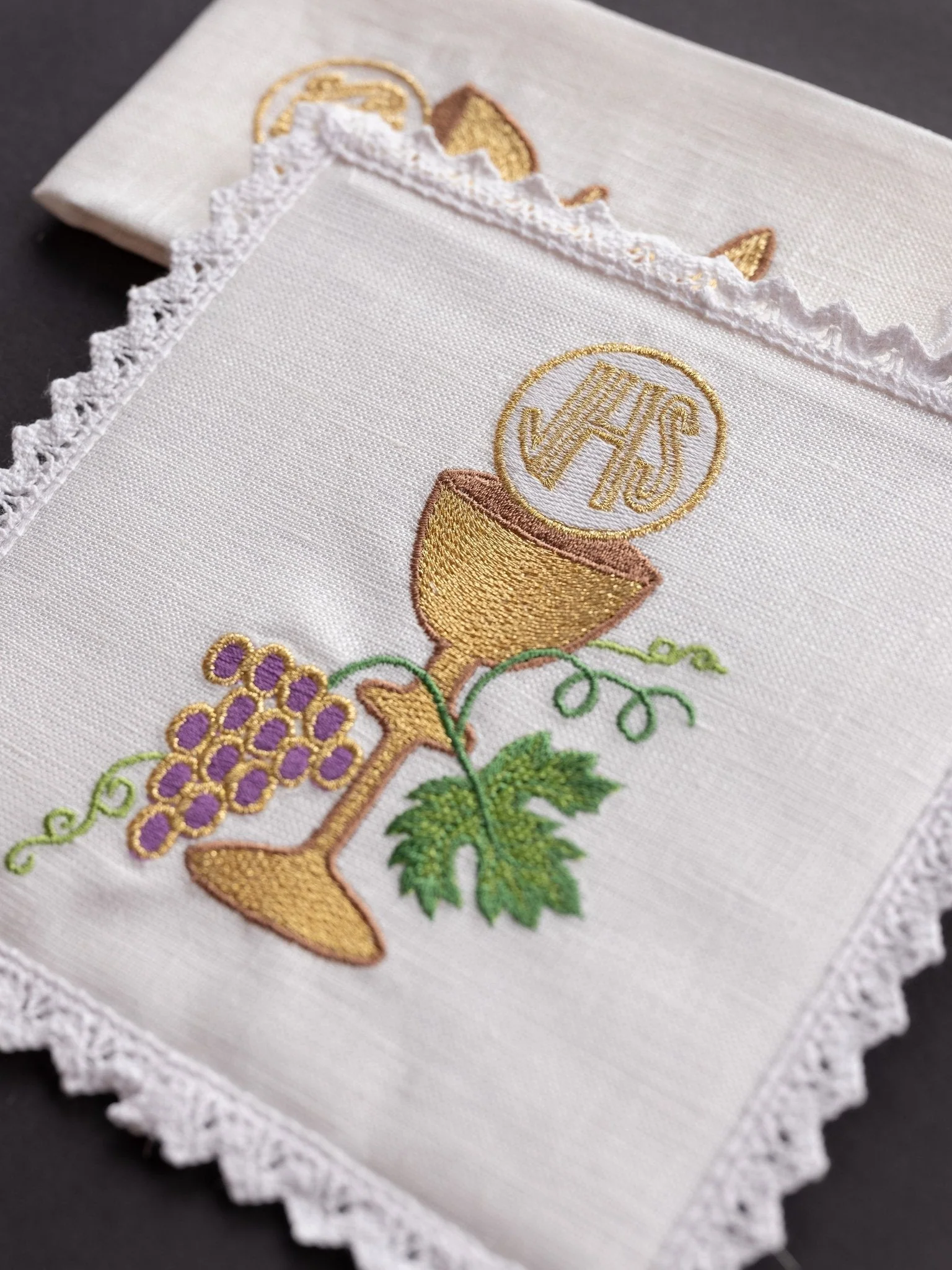 Chalice linen with embroidered chalice motif - Image 2