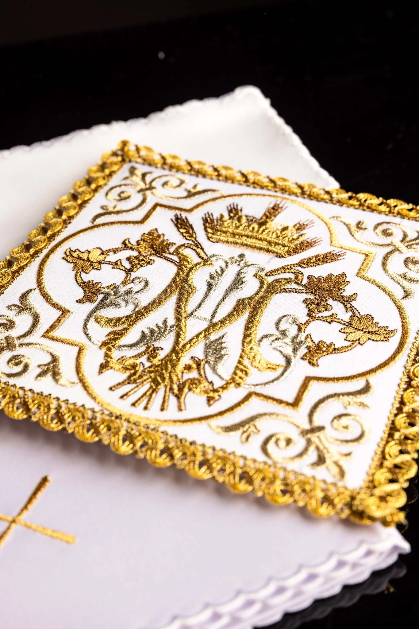 Chalice linens embroidered with a Marian symbol - Image 2