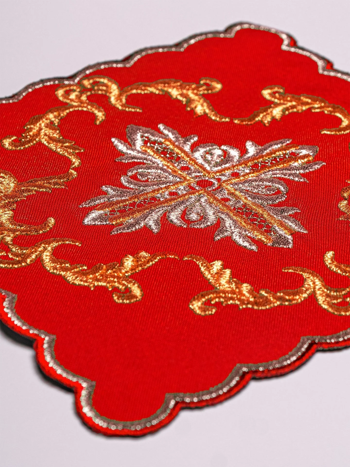 Chalice linens in red with silver cross - Image 2