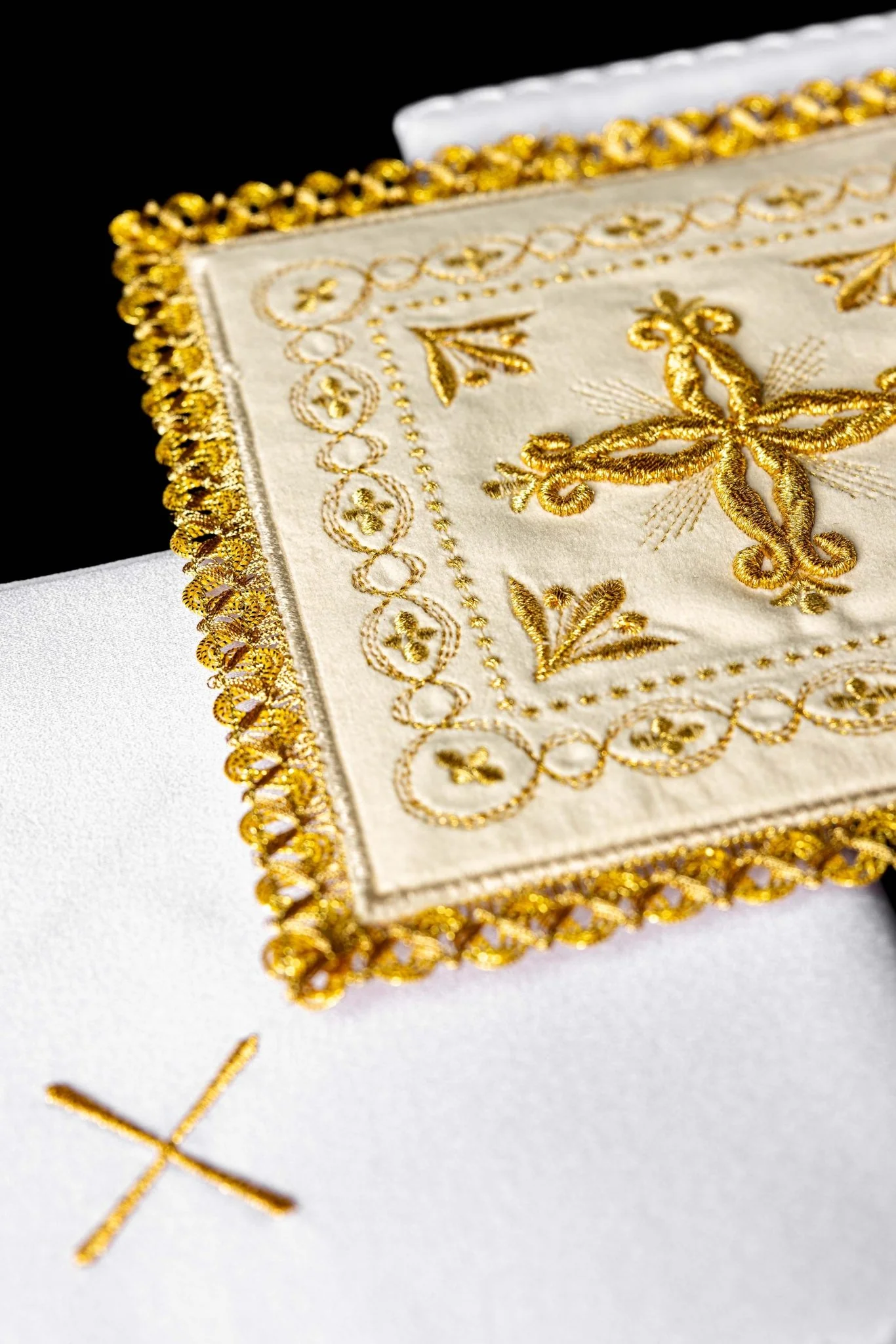 Chalice linens made of velvet in ecru with cross embroidery - Image 4