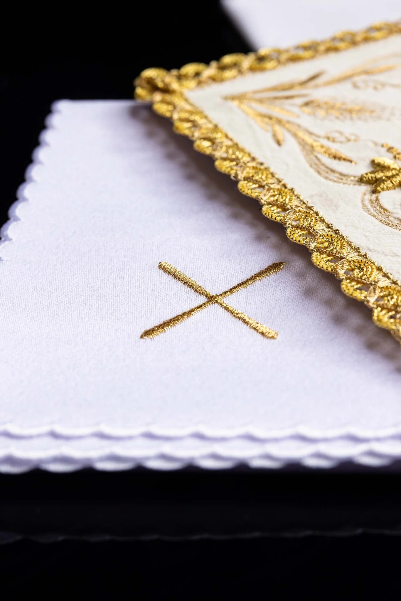 Chalice Linens set made of ecru velvet with gold cross - Image 3