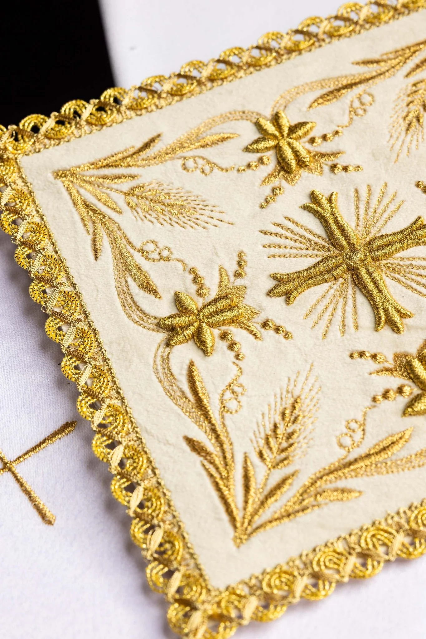 Chalice Linens set made of ecru velvet with gold cross - Image 4
