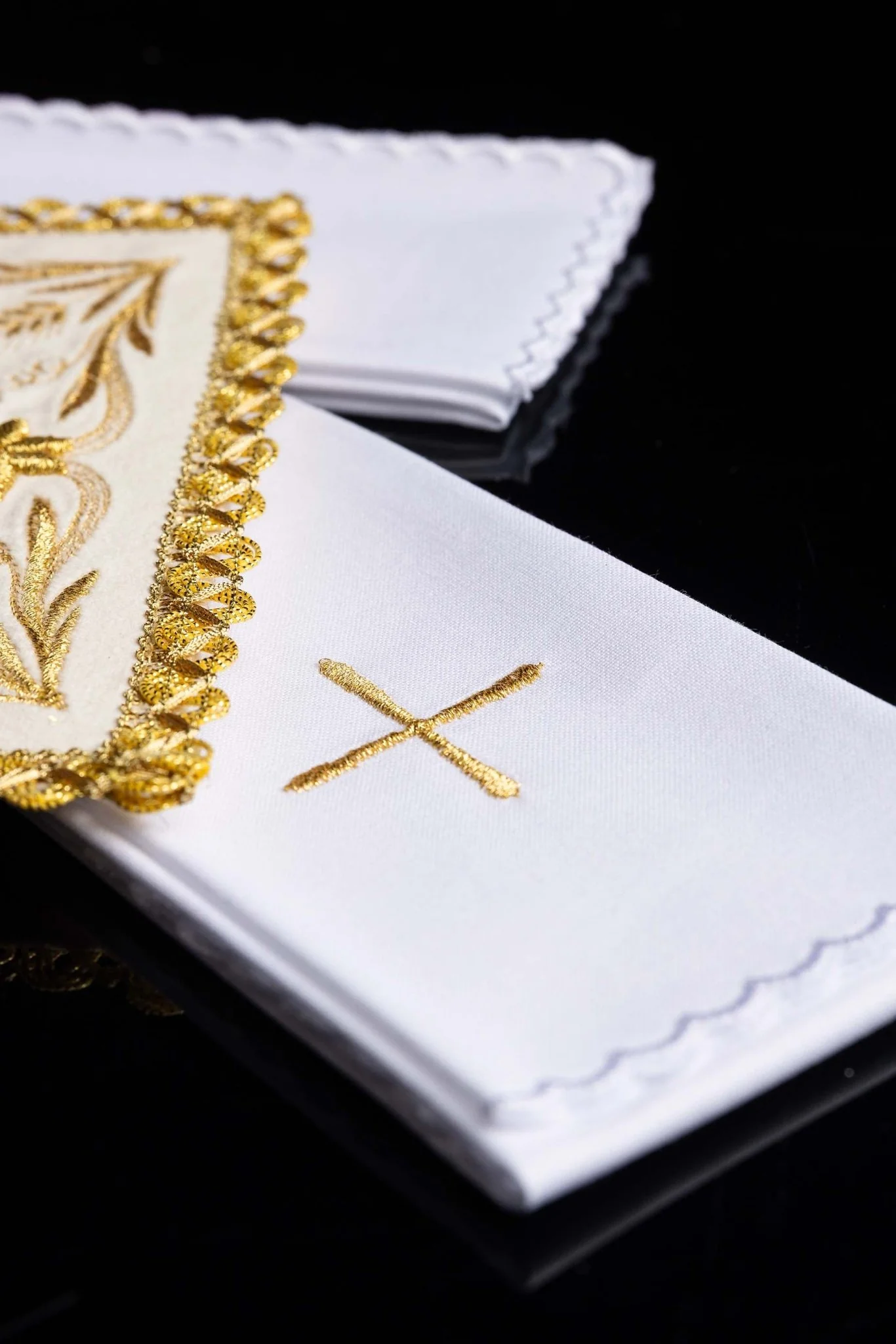 Chalice Linens set made of ecru velvet with gold cross - Image 5