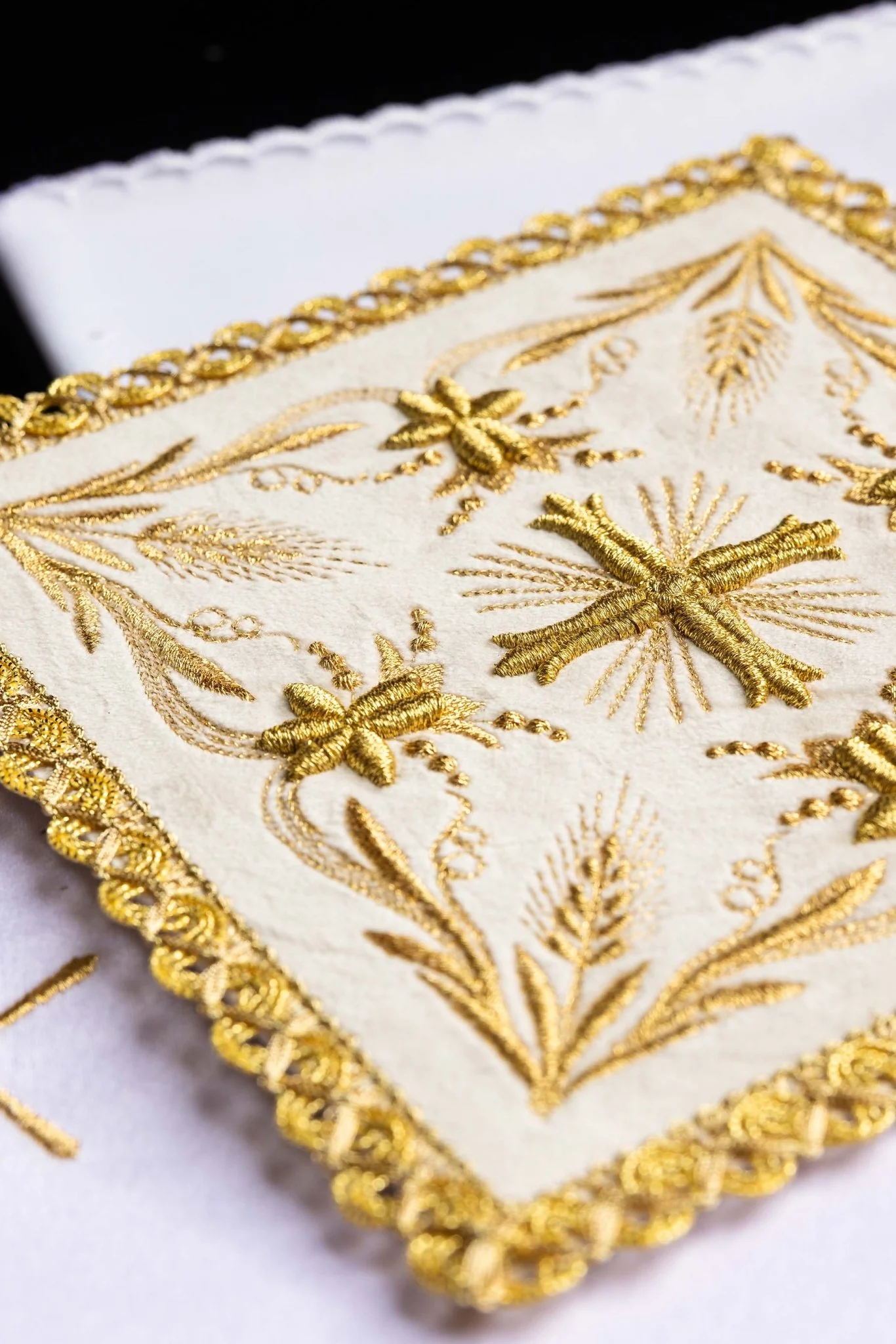 Chalice Linens set made of ecru velvet with gold cross - Image 6
