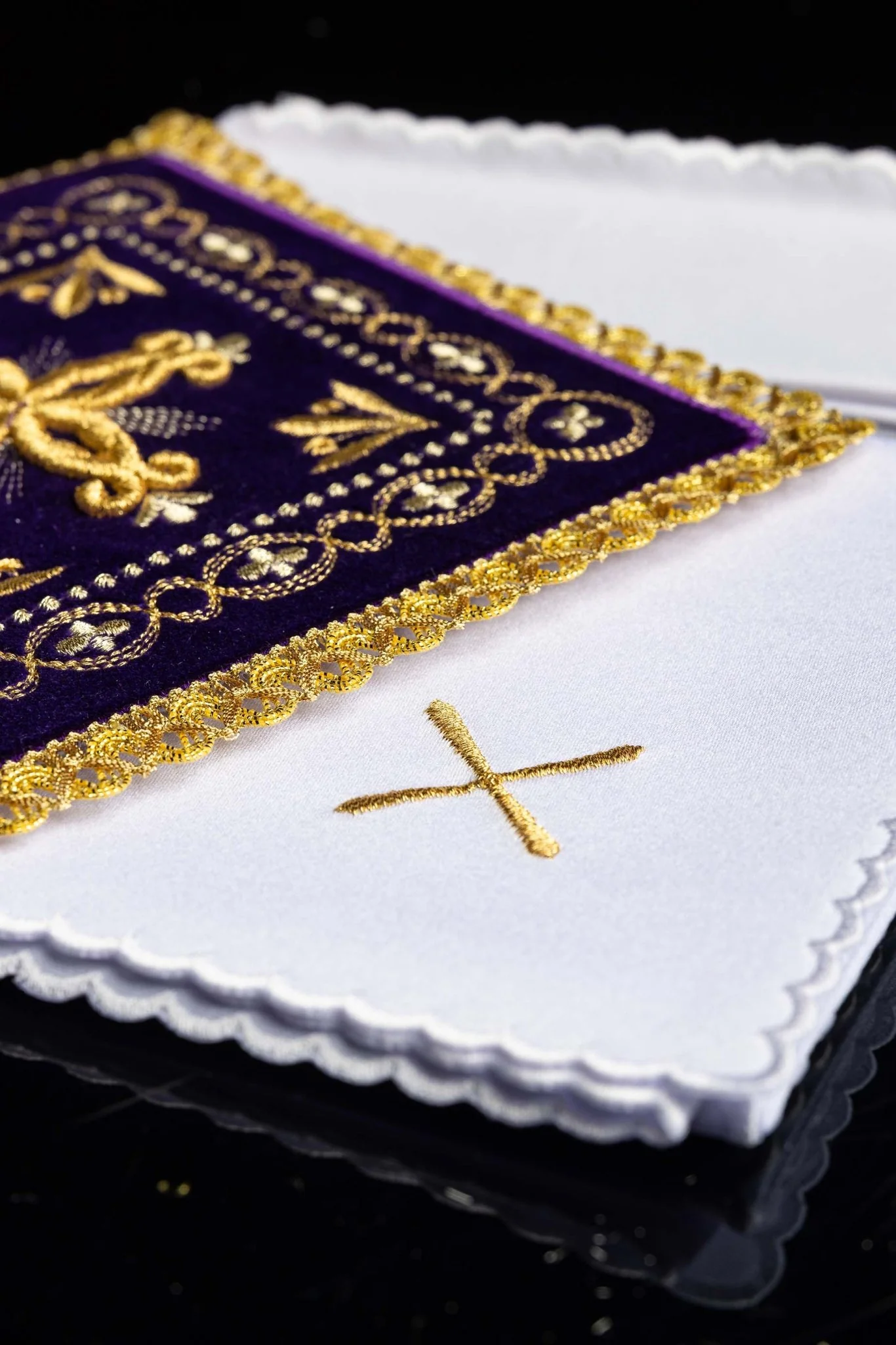 Chalice linens set made of purple velvet with golden cross - Image 3