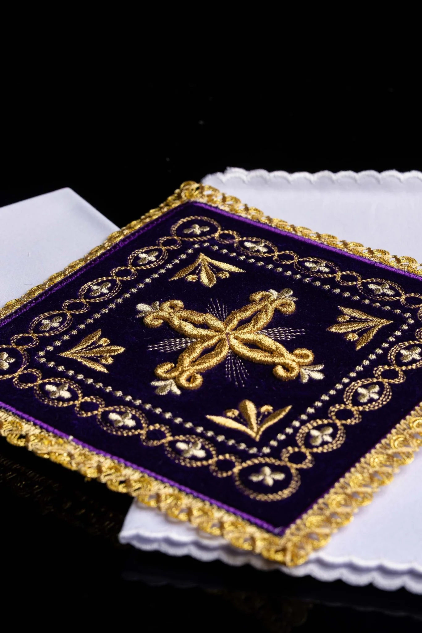 Chalice linens set made of purple velvet with golden cross - Image 4