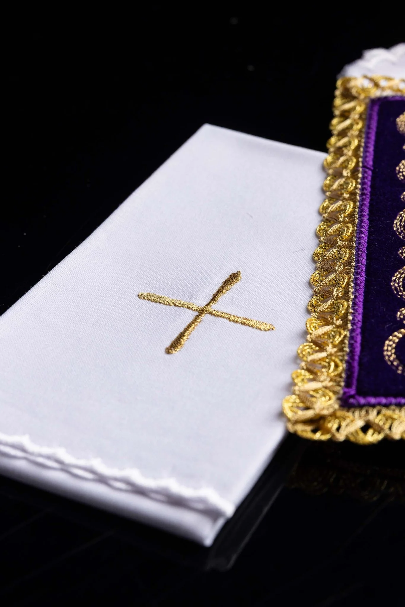 Chalice linens set made of purple velvet with golden cross - Image 5