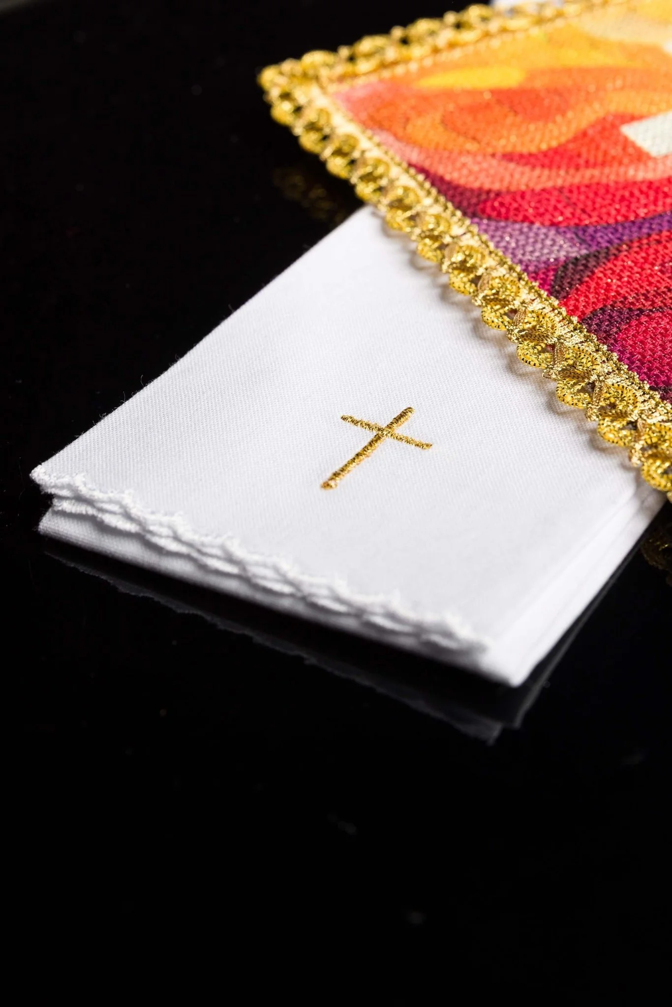 Chalice linens set with a colorful printed cross motif - Image 3