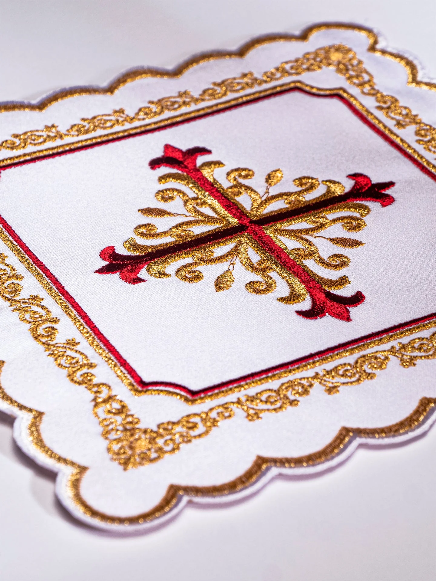 Chalice linens set with gold-and-red embroidery - Image 2