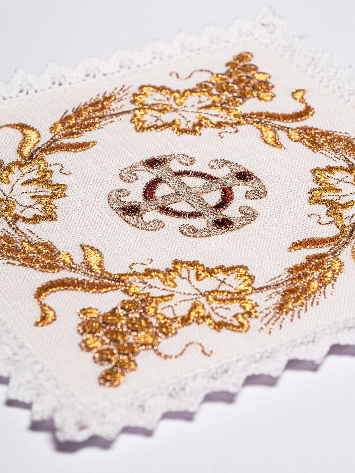 Chalice linens set with rich gold embroidery - Image 2