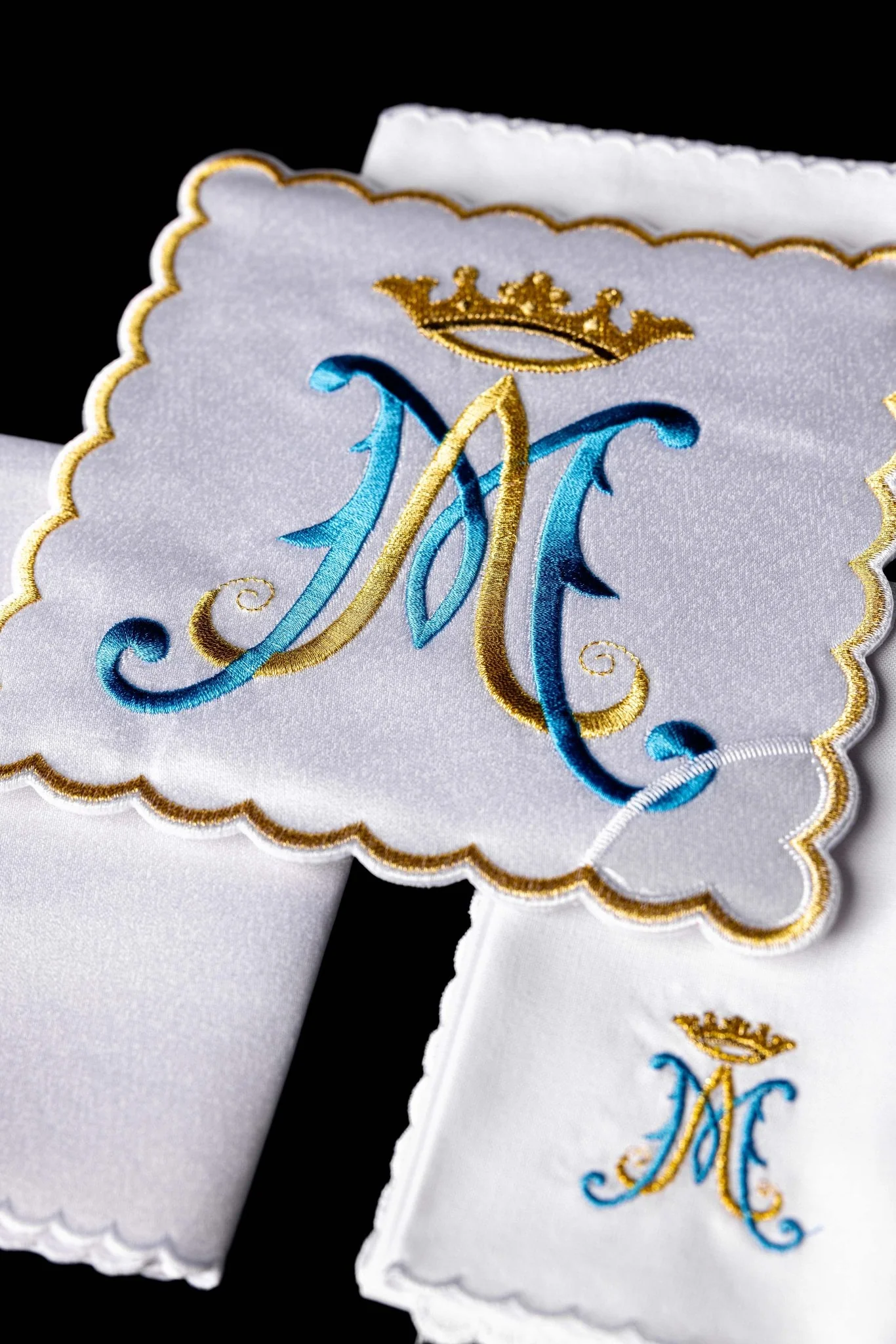 Chalice Linens with blue marian symbol - Image 4