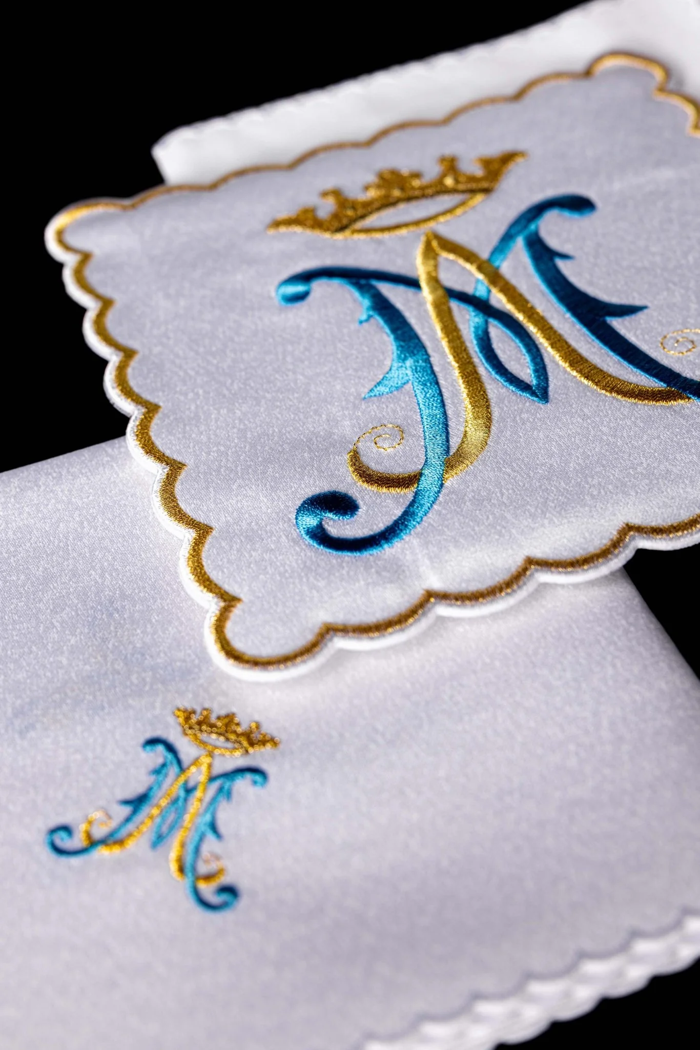 Chalice Linens with blue marian symbol - Image 5