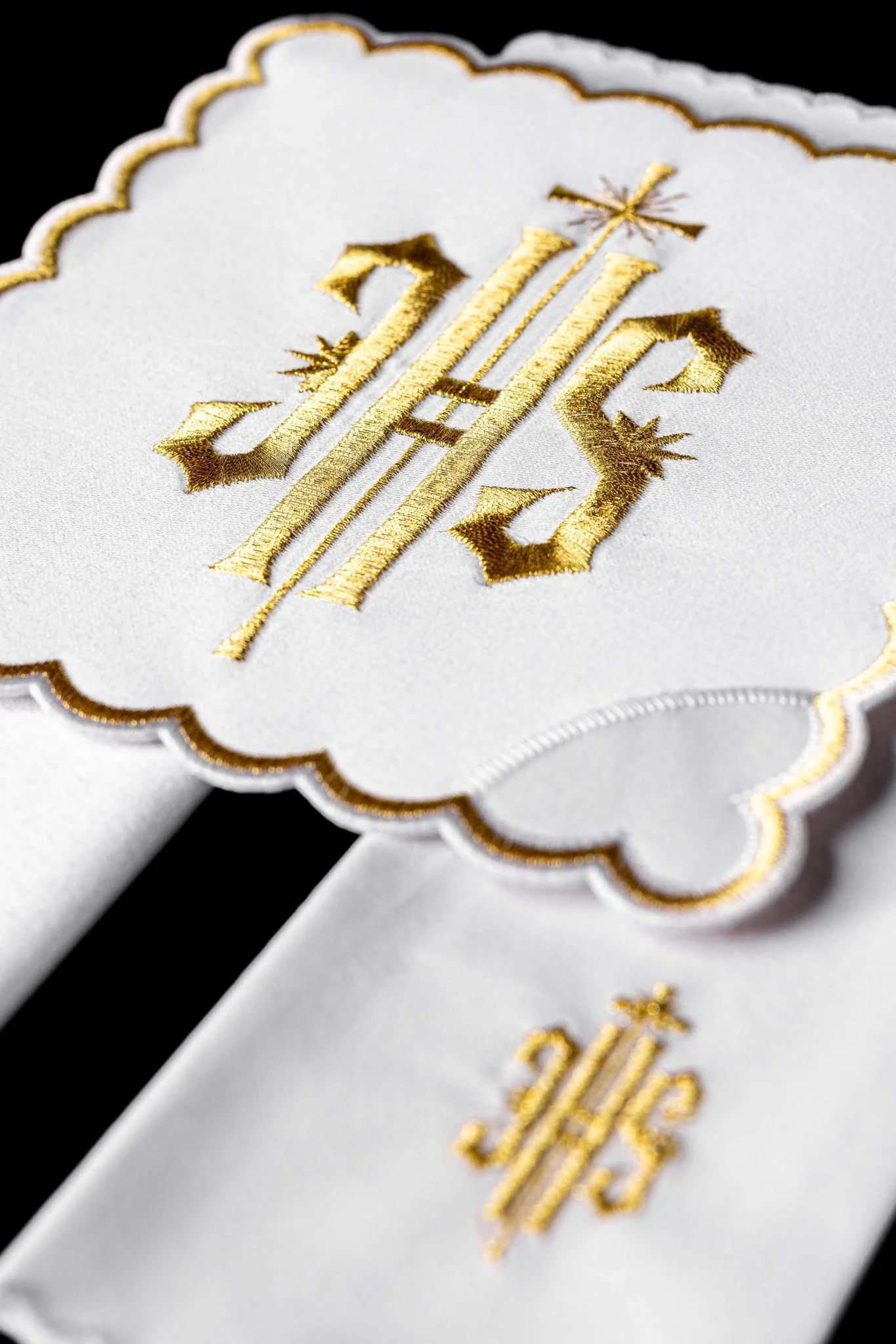 Chalice Linens with Golden Trim and IHS Embroidery - Image 2