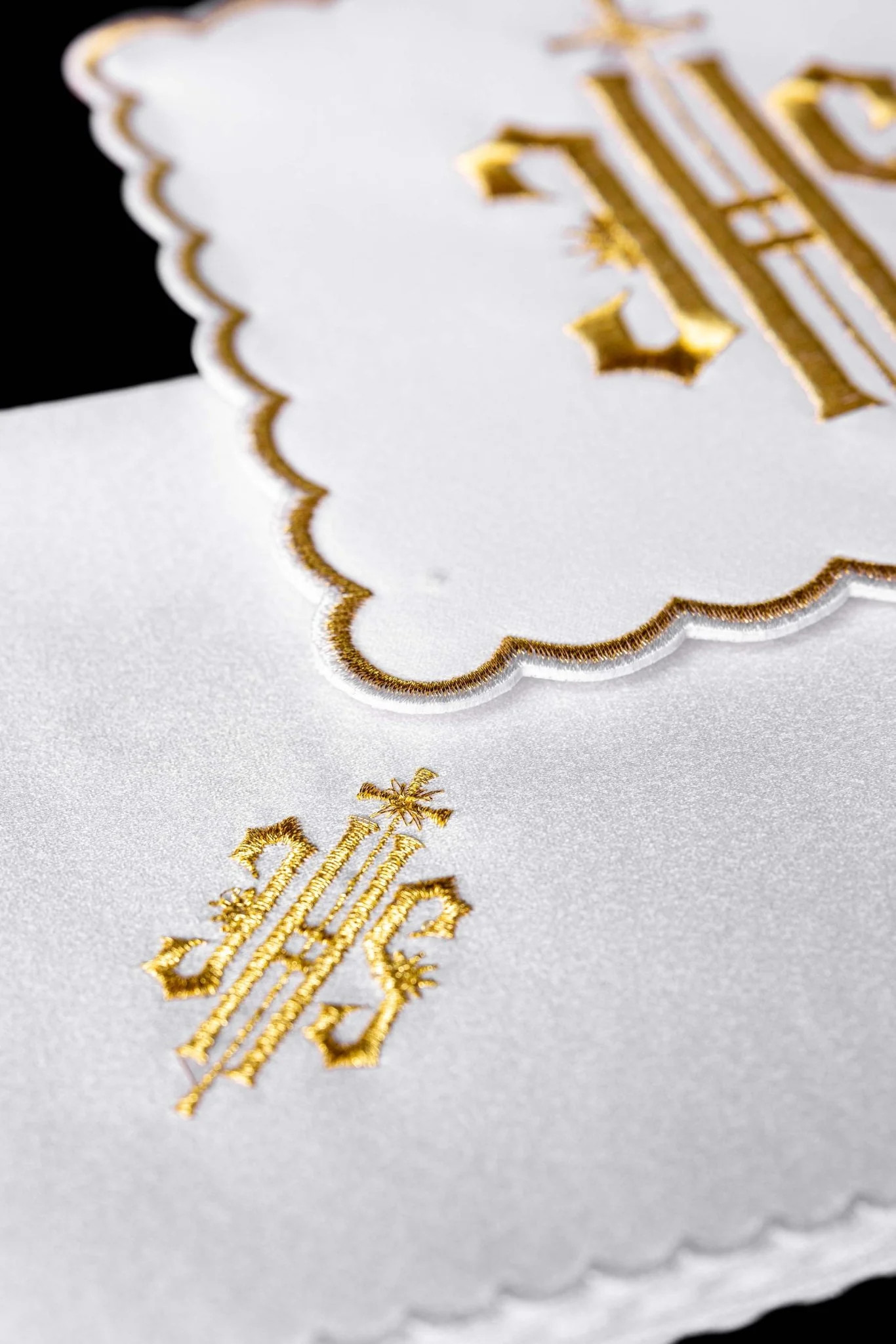 Chalice Linens with Golden Trim and IHS Embroidery - Image 3
