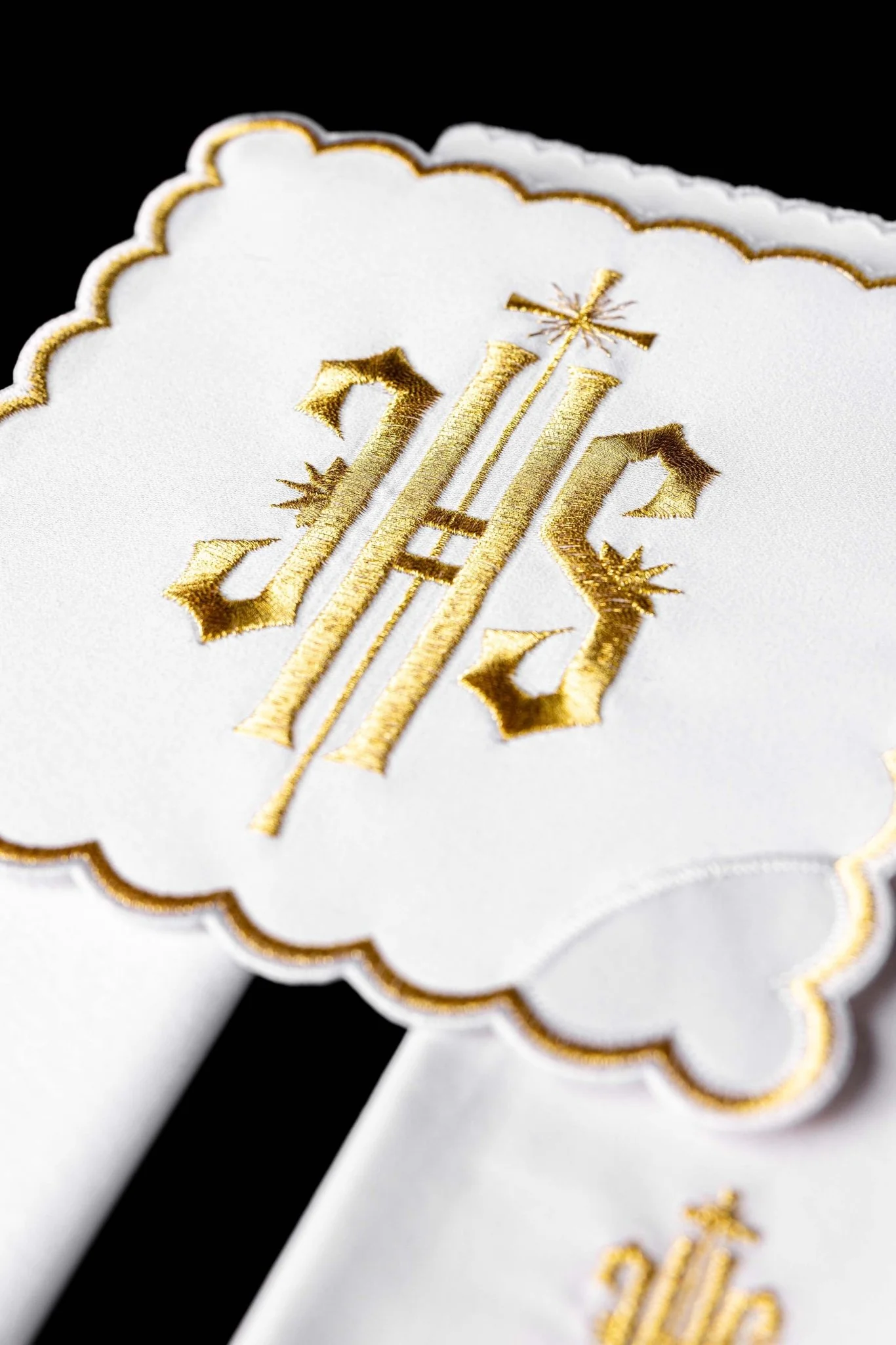 Chalice Linens with Golden Trim and IHS Embroidery - Image 5