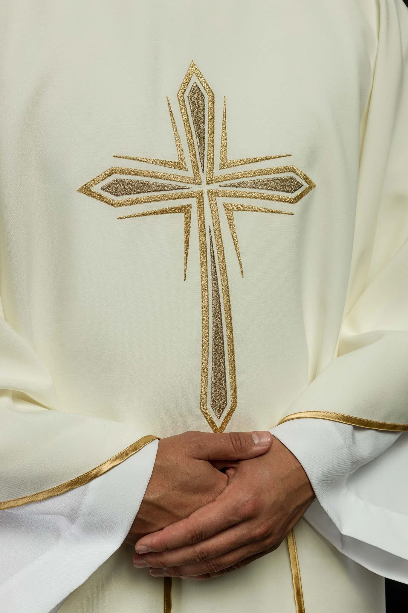 Chasuble embroidered with cross motif in ecru - Image 3