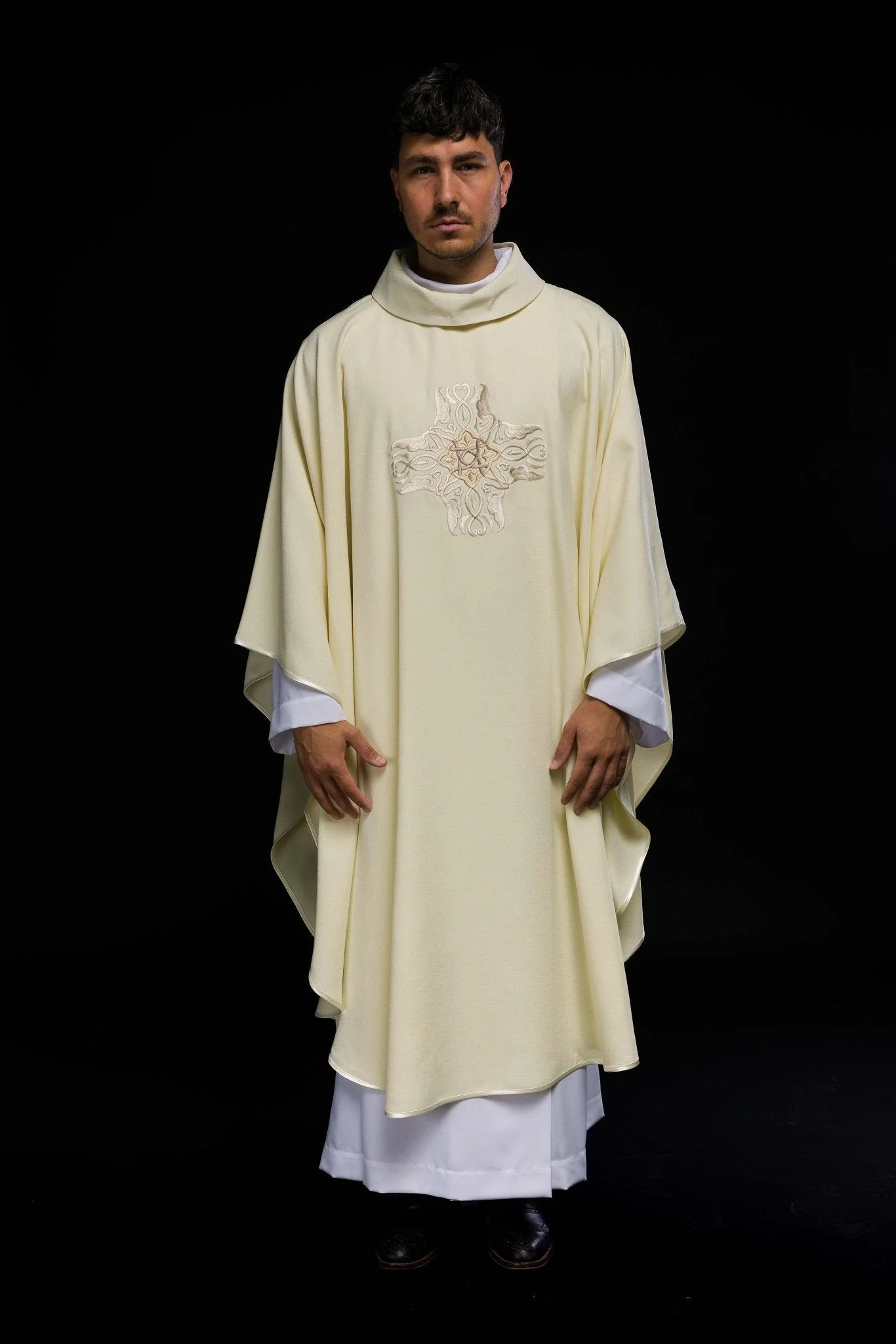 Chasuble embroidered with Cross pattern in ecru - Image 2