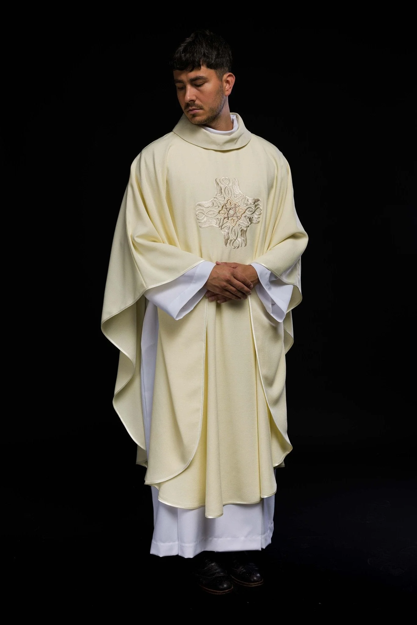 Chasuble embroidered with Cross pattern in ecru - Image 8