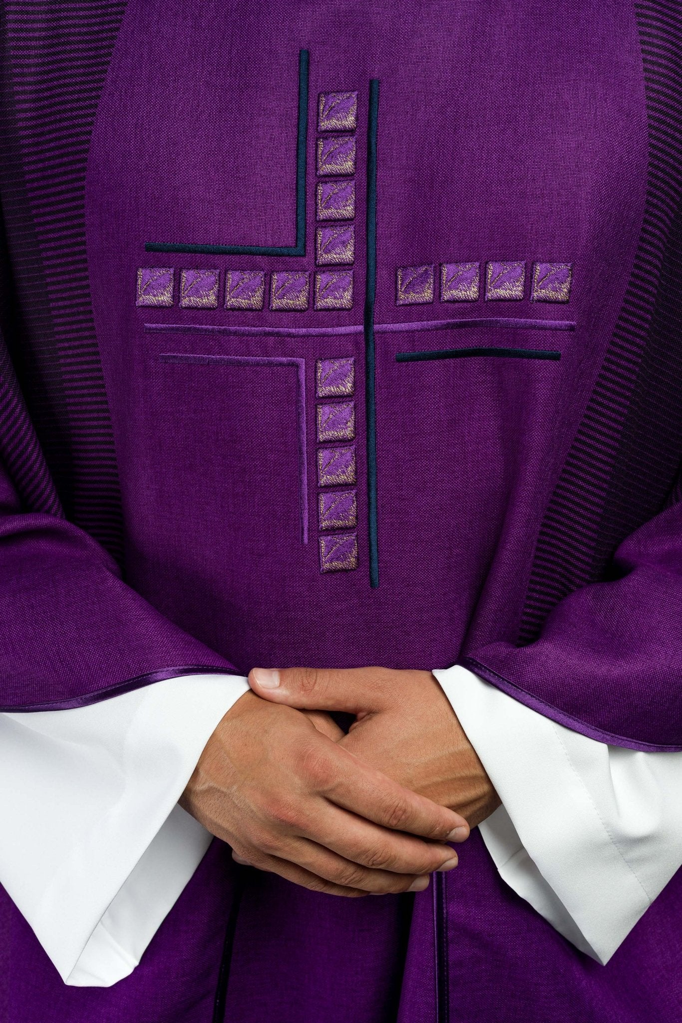 Purple chasuble with embroidery and print - Image 3