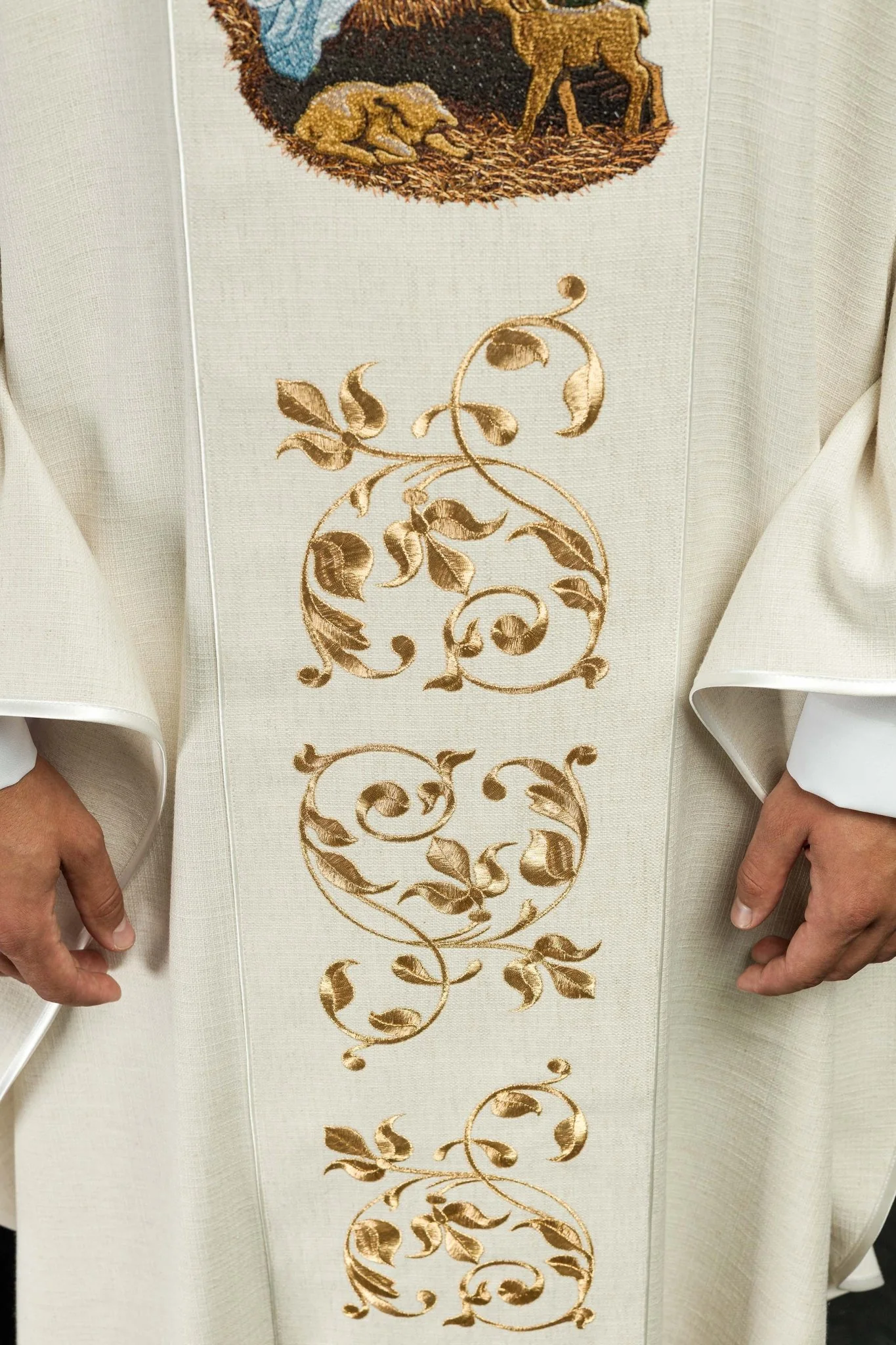 Chasuble embroidered with Holy Family motif in gold - Image 4