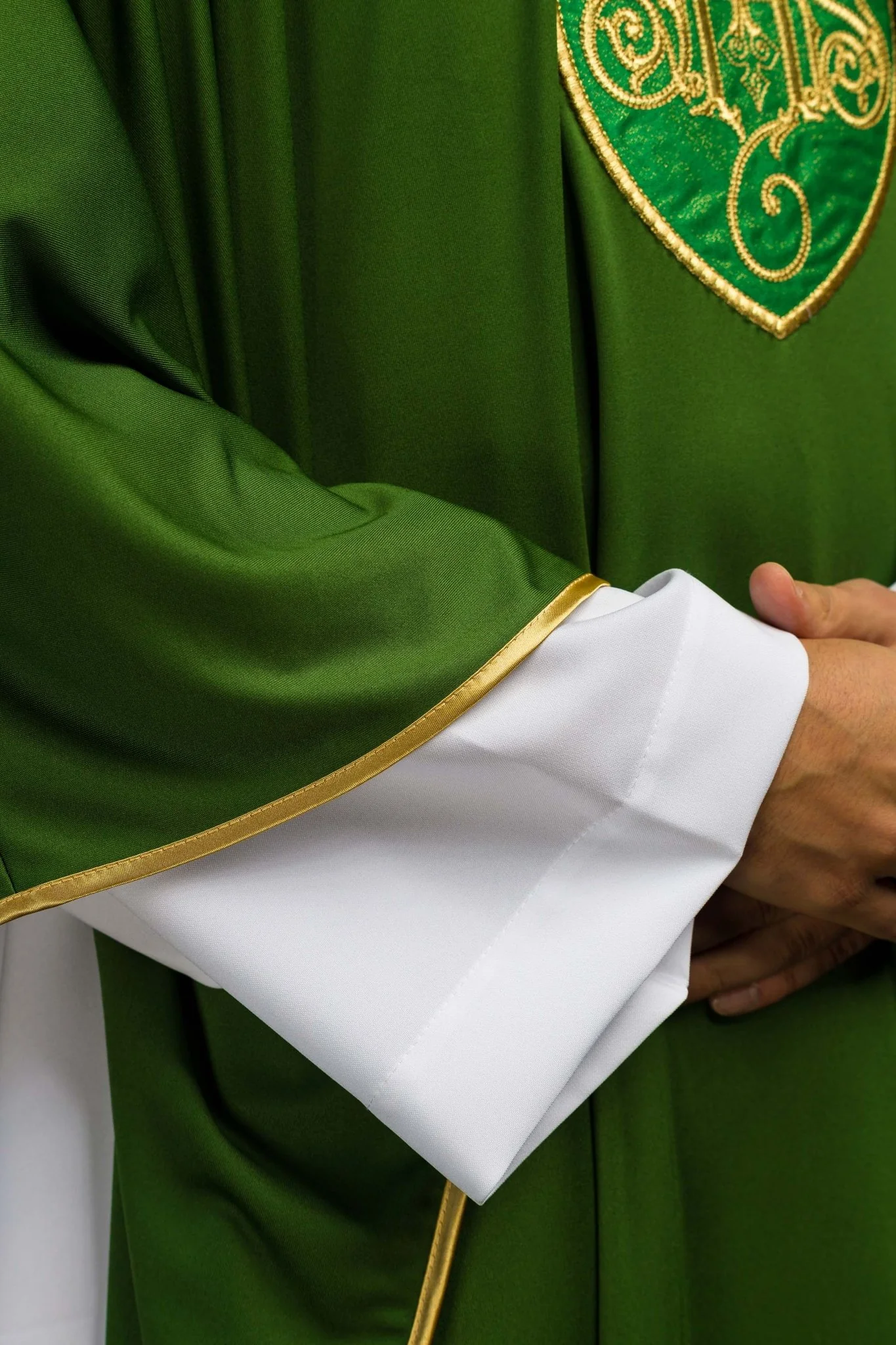 Chasuble embroidered with IHS lightweight SACROLITE knit fabric - Image 4