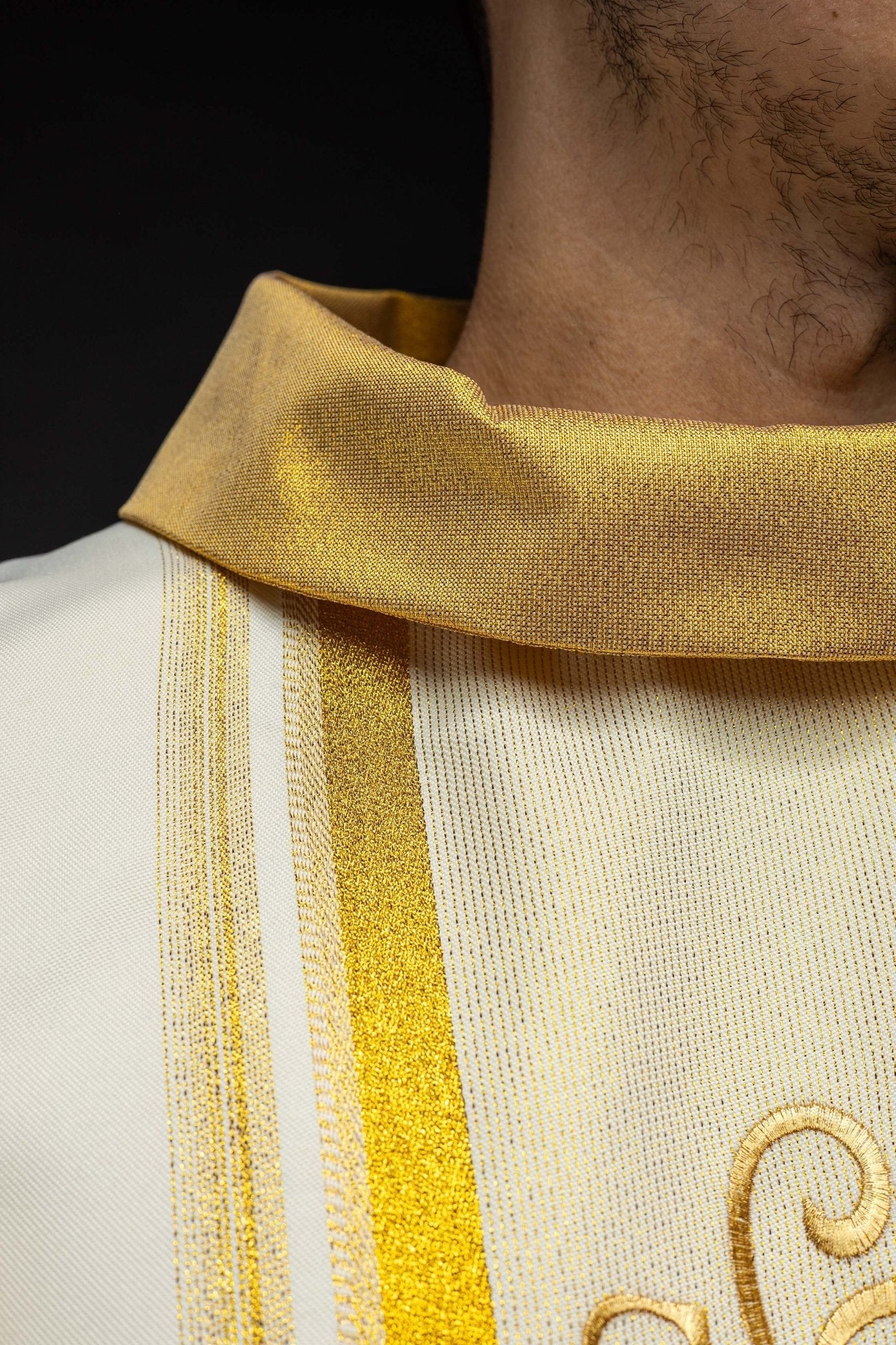 Chasuble embroidered with IHS motif with gilding in ecru - Image 5