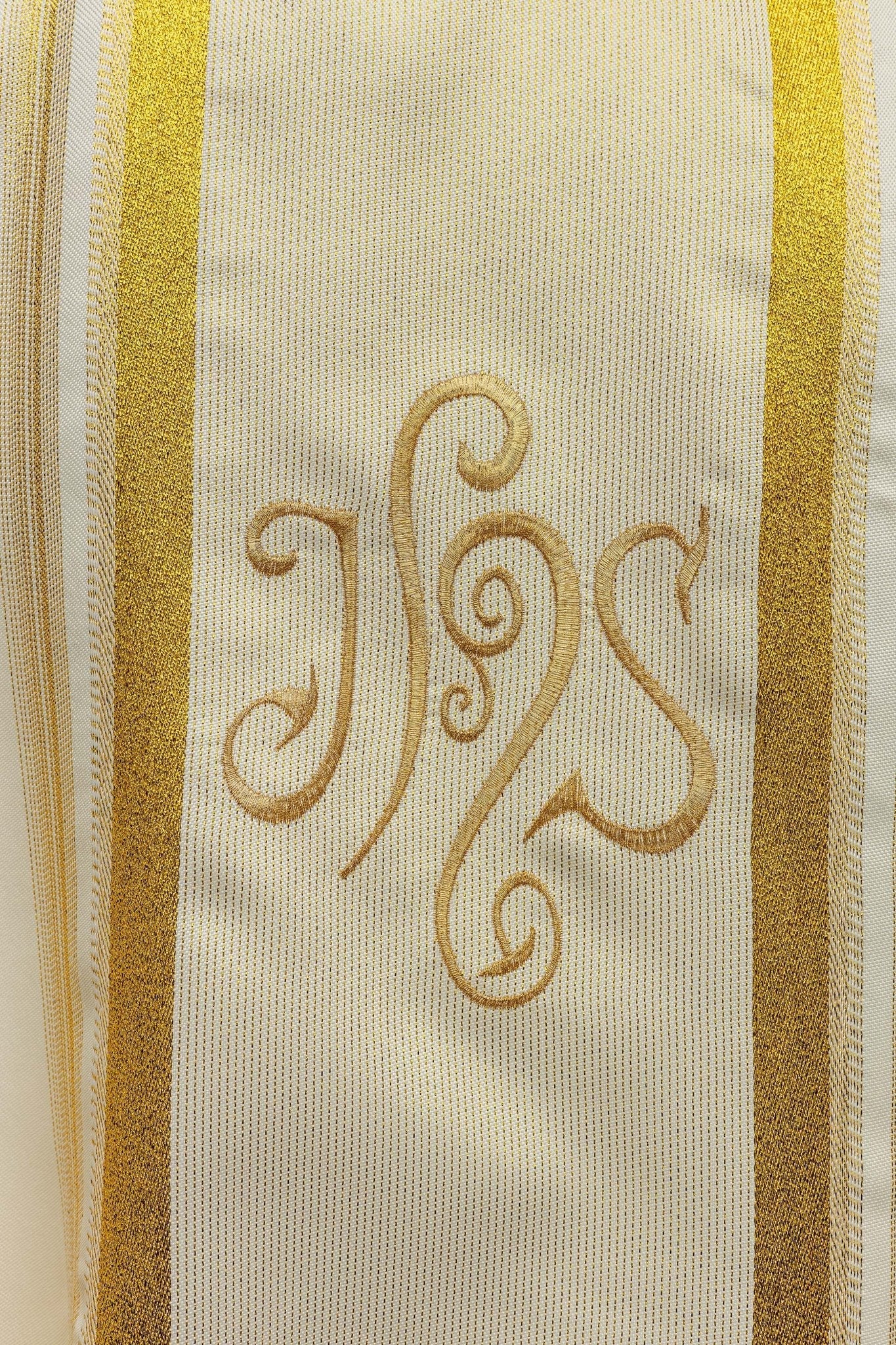 Chasuble embroidered with IHS motif with gilding in ecru - Image 8
