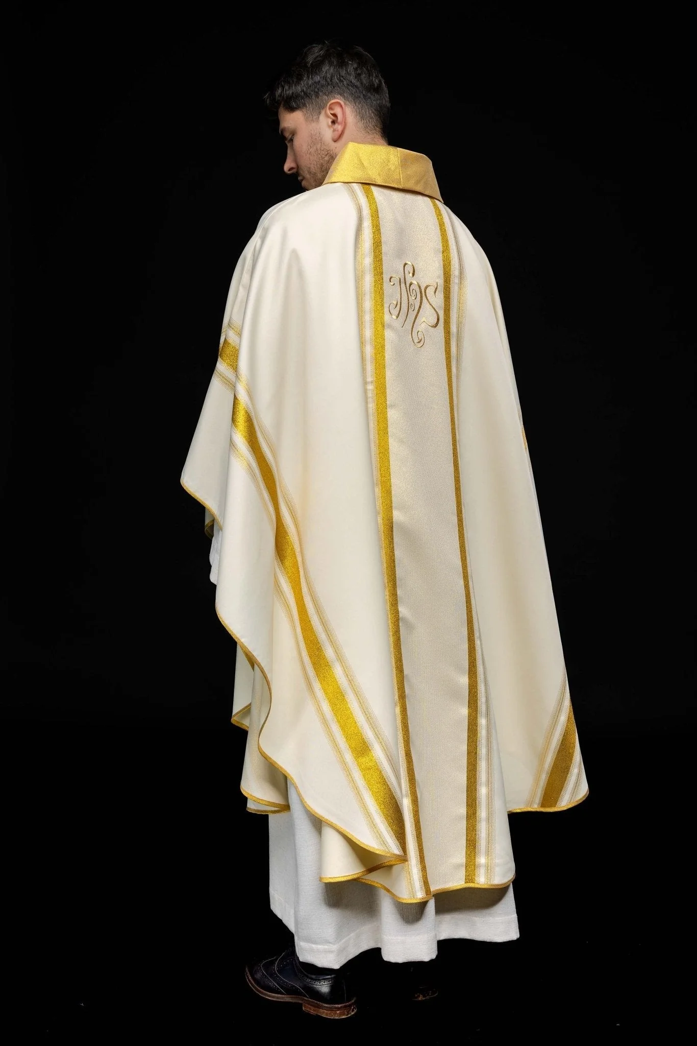 Chasuble embroidered with IHS motif with gilding in ecru - Image 9