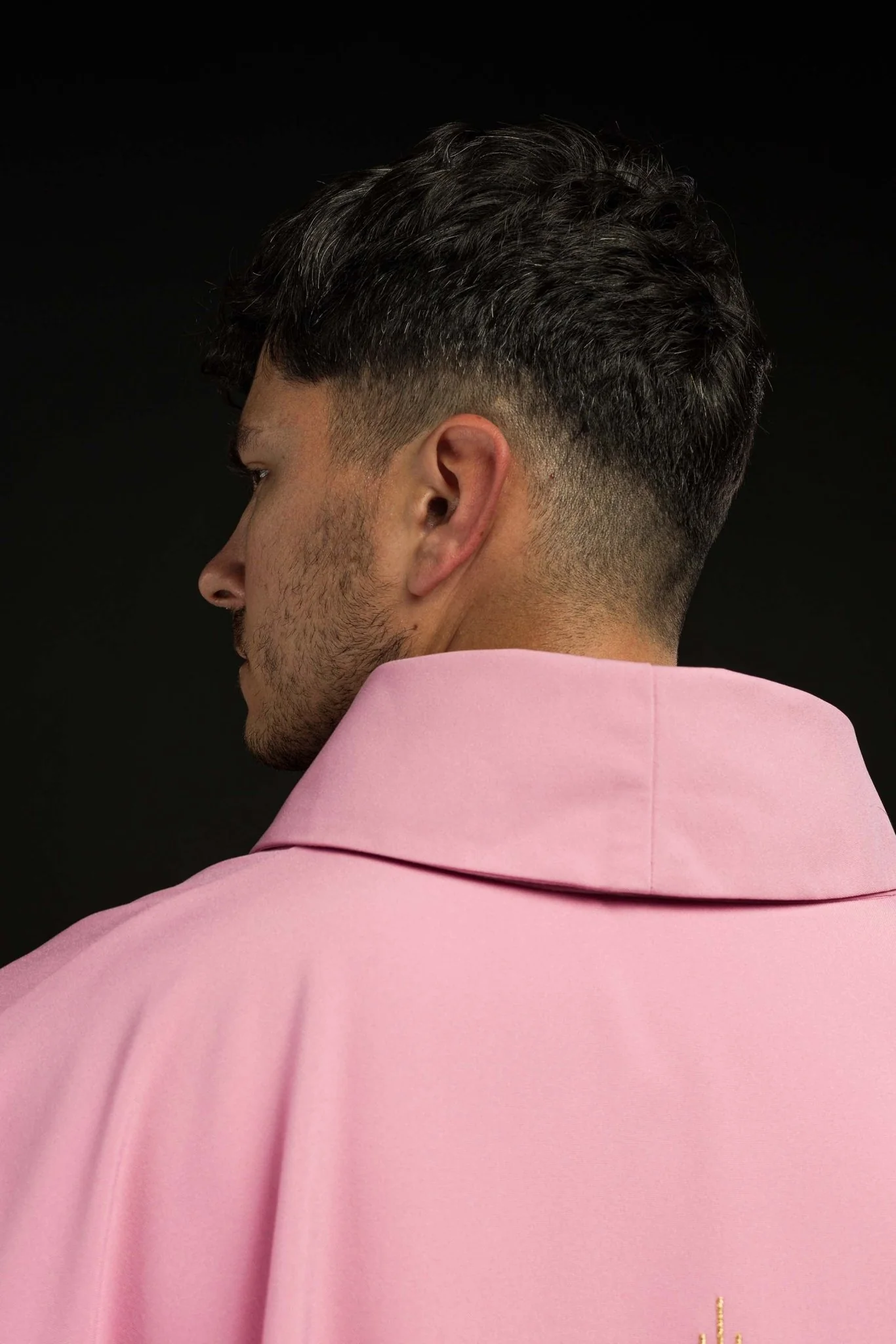 Chasuble embroidered with IHS pattern in pink - Image 5