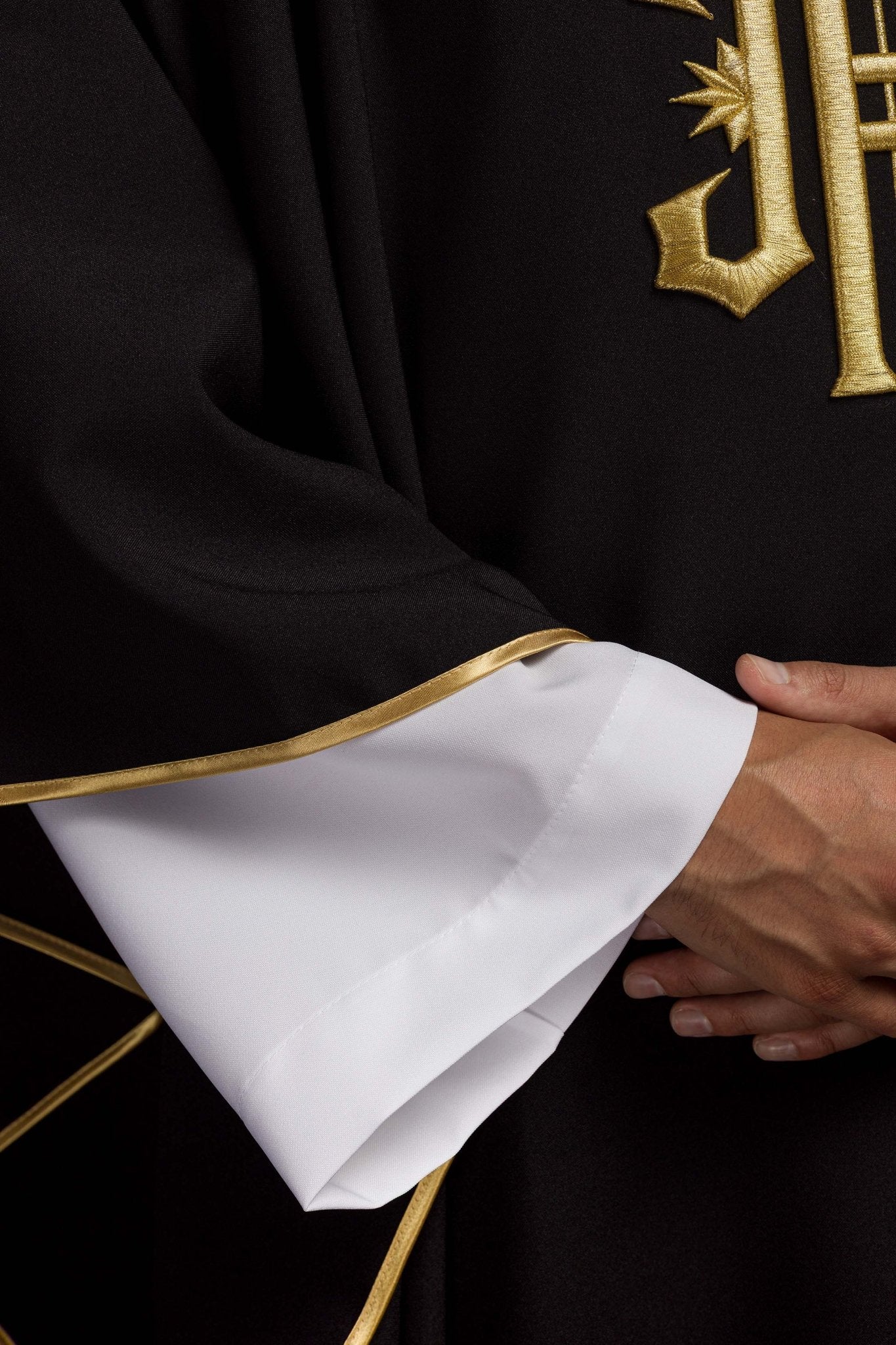Chasuble embroidered with IHS symbol in black - Image 4