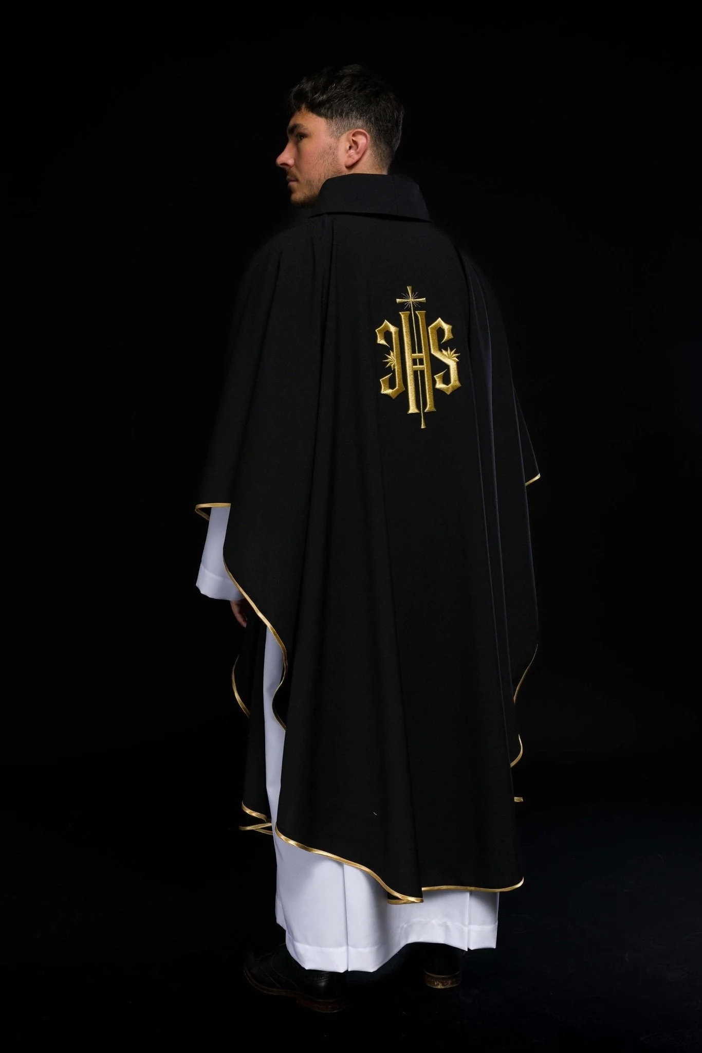 Chasuble embroidered with IHS symbol in black - Image 7