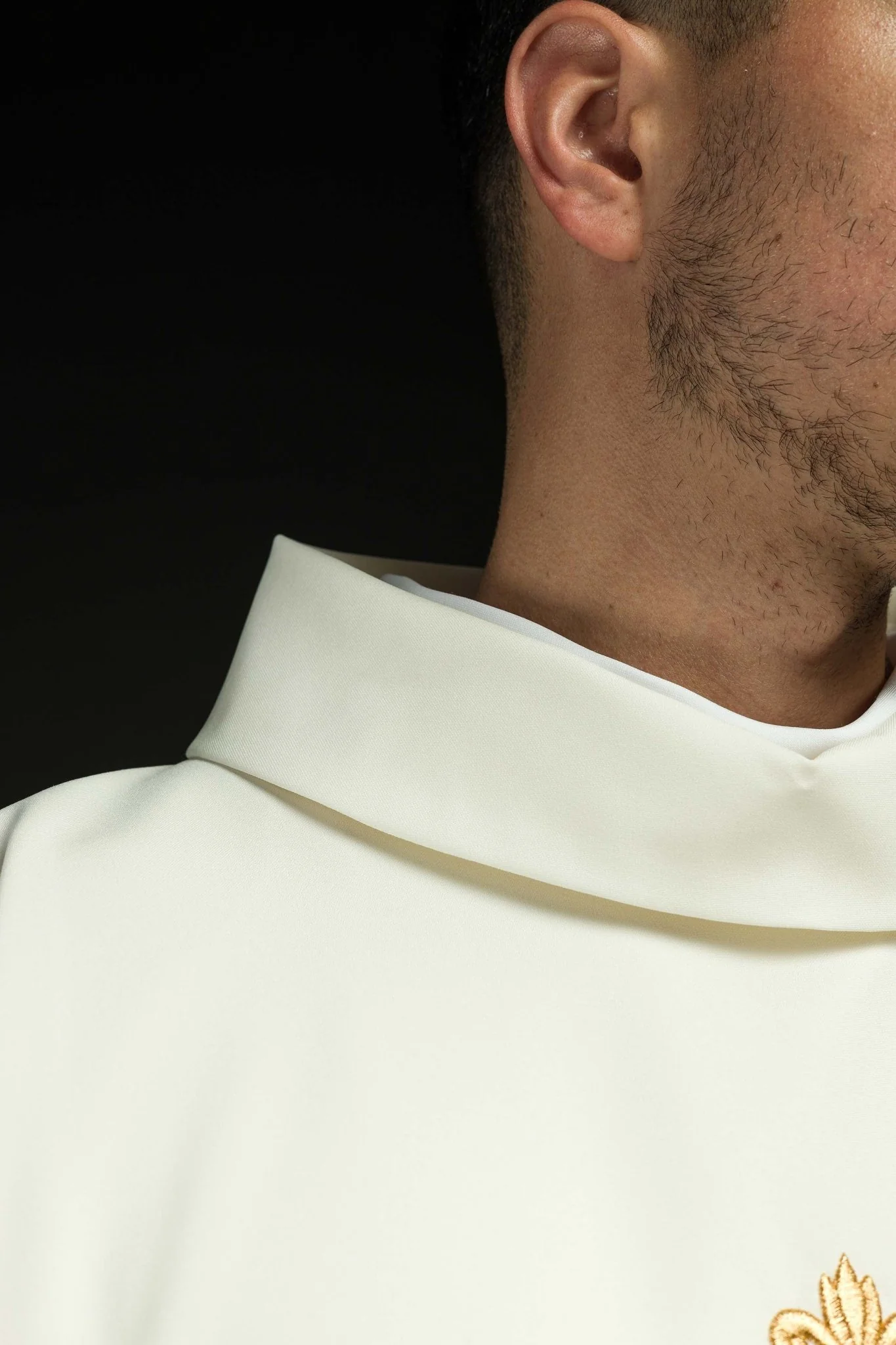 Chasuble embroidered with IHS symbol in ecru - Image 5