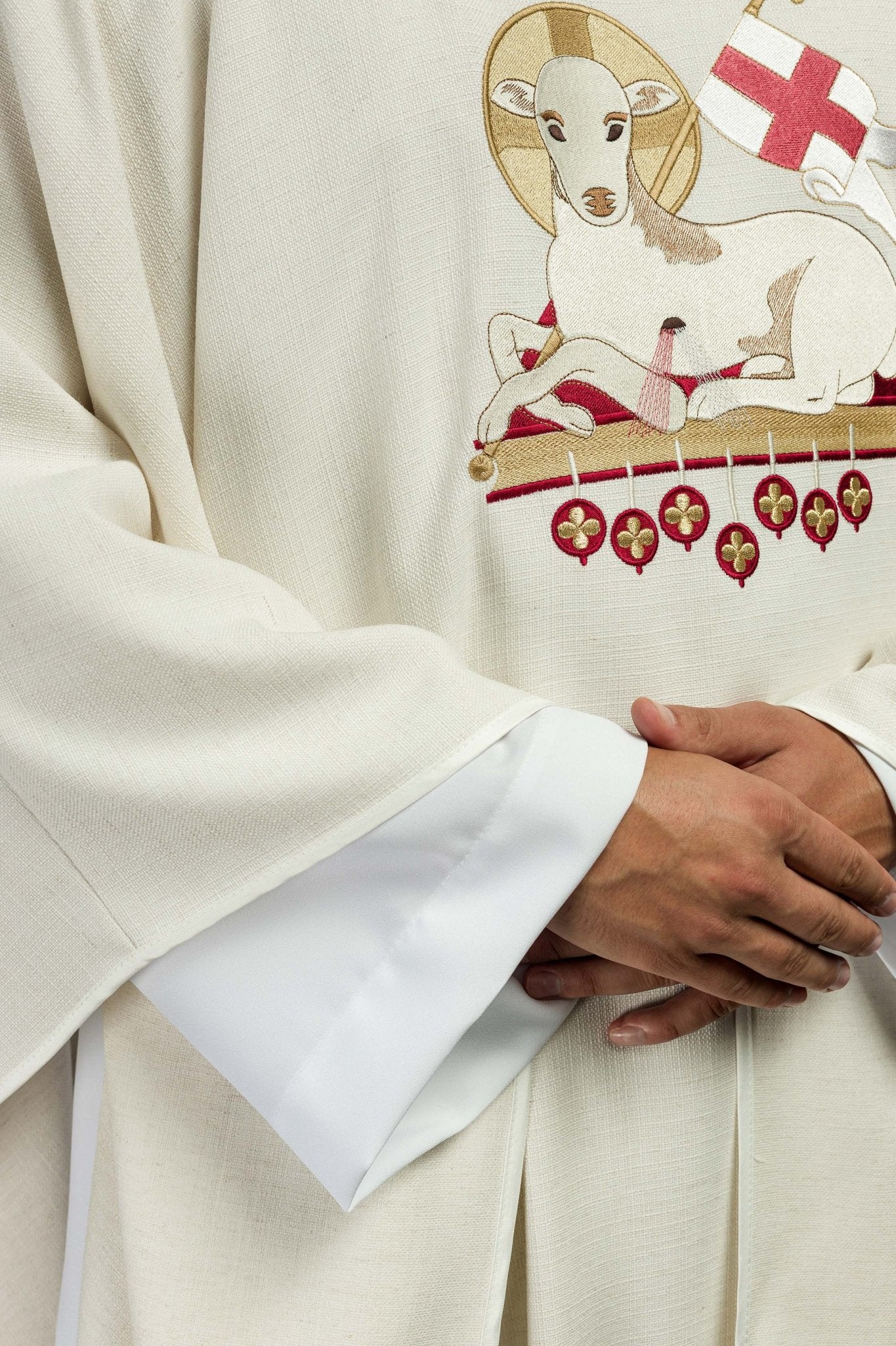 Chasuble embroidered with Lamb symbol in ecru - Image 4