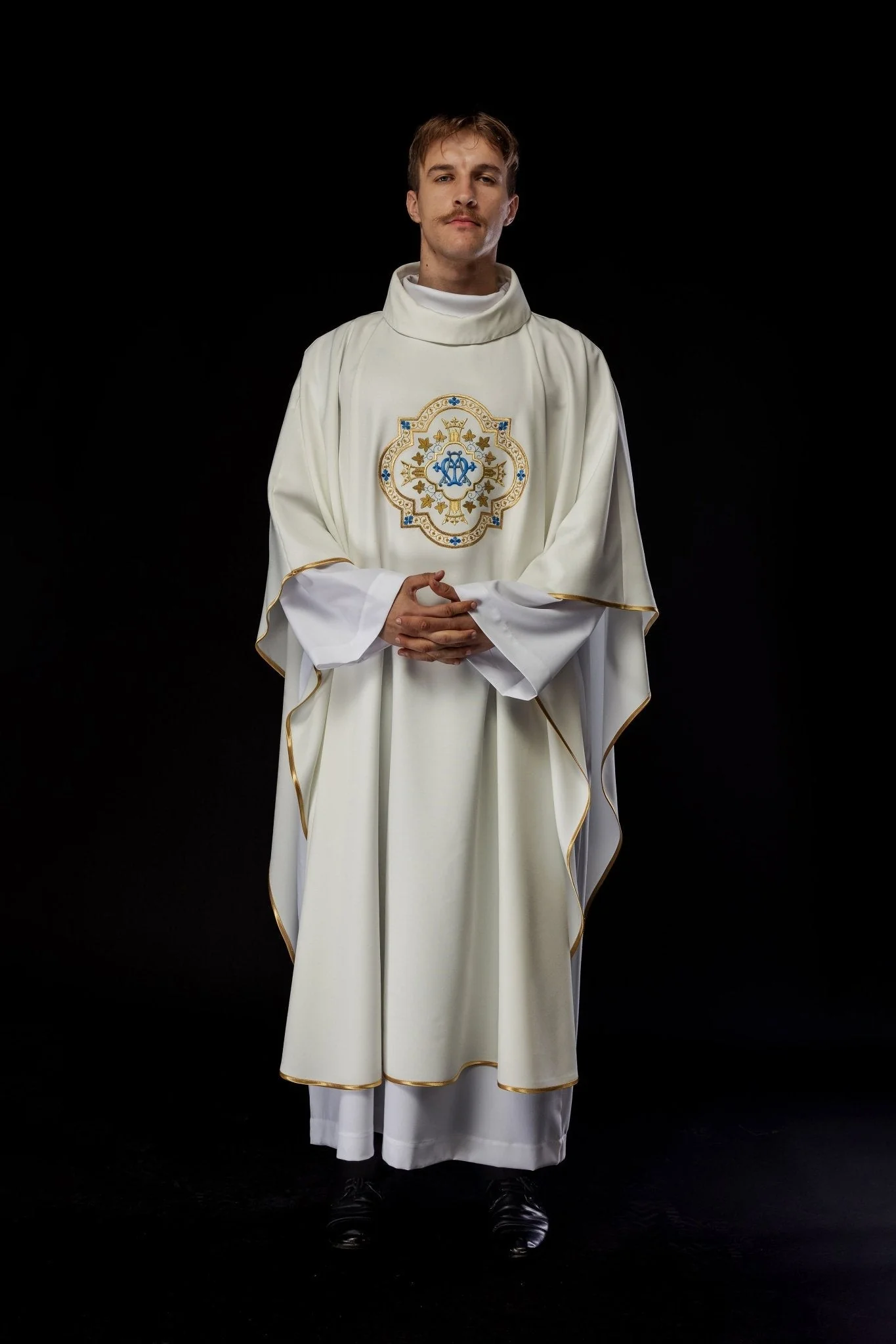 Chasuble embroidered with Marian motif in ecru - Image 7