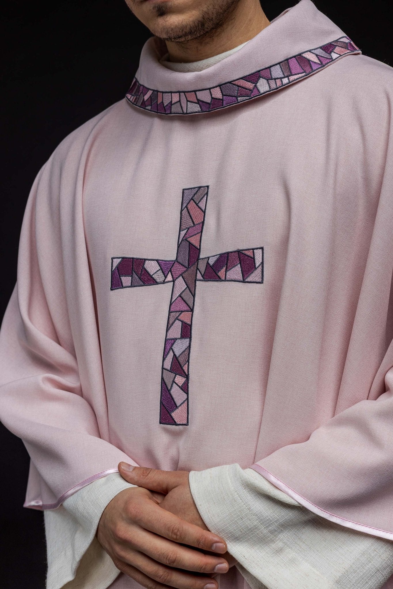 Pink embroidered chasuble with mosaic cross - Image 4
