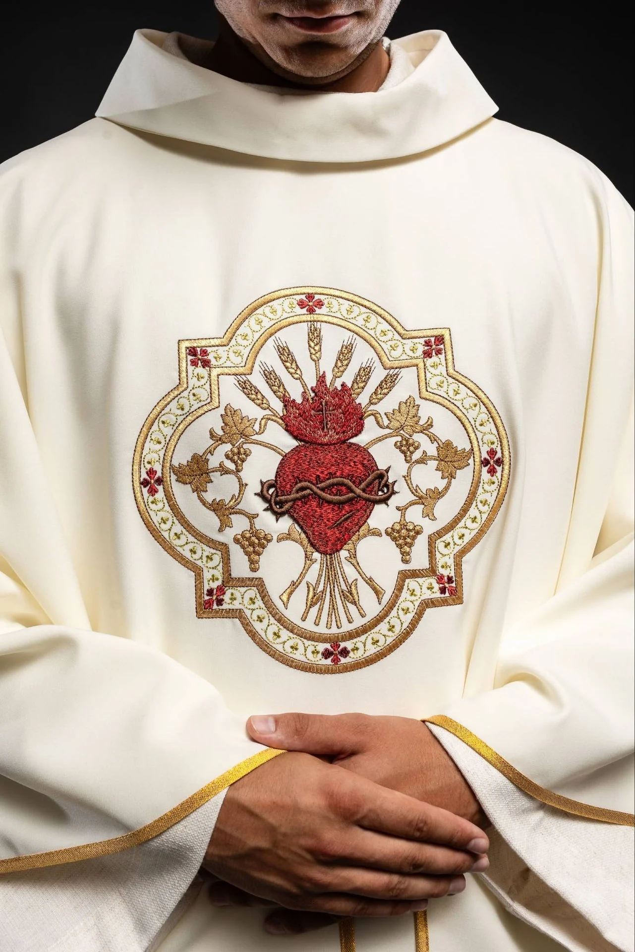 Chasuble embroidered with Sacred Heart of Jesus and Chalice in ecru - Image 3